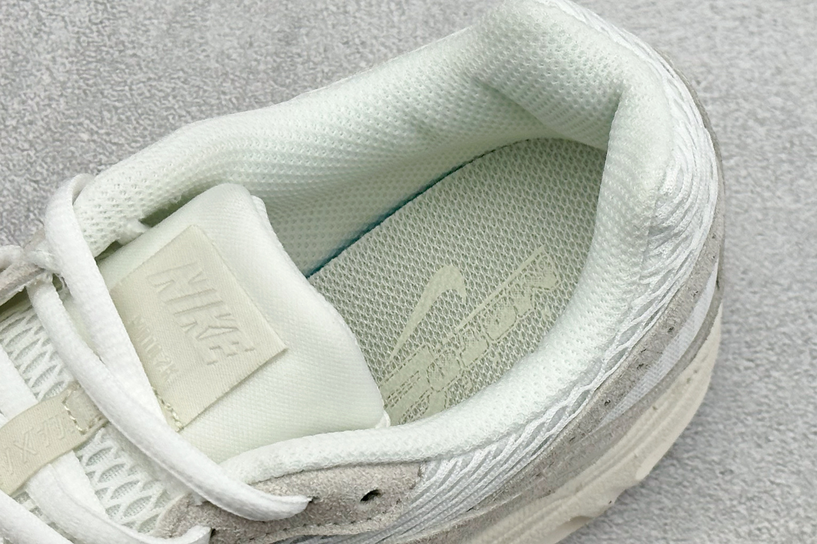 🌾 Nike Air Max Moto 2K 耐克新款复古气垫跑步鞋 货号：IO4862-100尺码：3