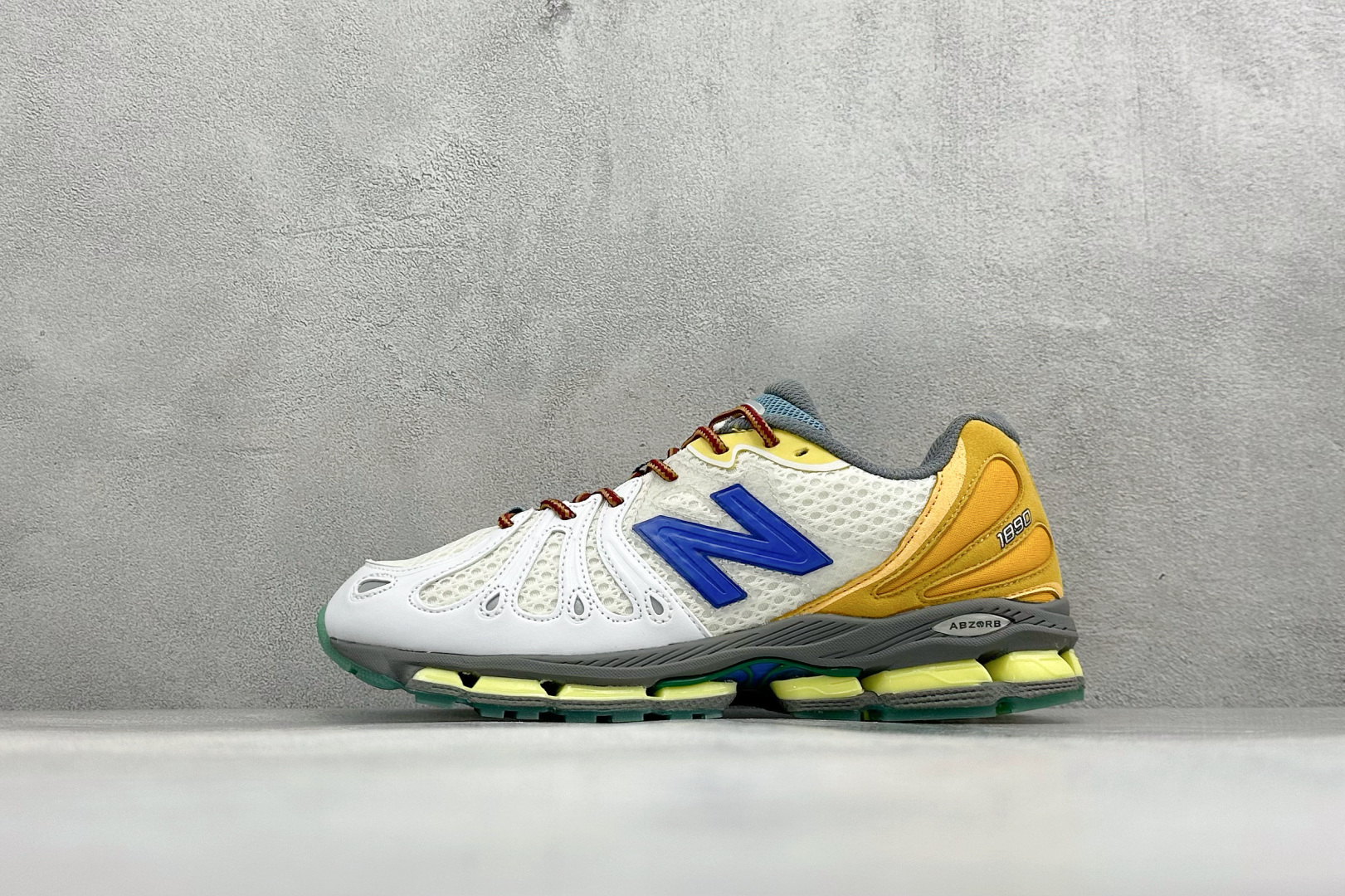 Stone Island x New Balance U1890系列 超轻量化低帮休闲运动慢跑鞋 原楦原纸版开发版型 采用超轻透气3D针织网眼材料结构鞋面及打印Logo细节 中底嵌入FuelCell轻量化技术组合全掌碳纤维板 官方货号: U18901DP 编码:31