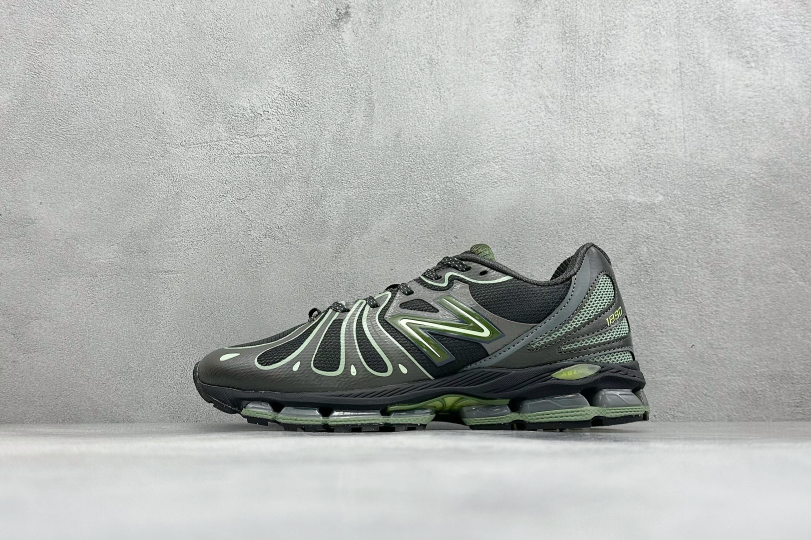 Stone Island x New Balance U1890系列 超轻量化低帮休闲运动慢跑鞋 原楦原纸版开发版型 采用超轻透气3D针织网眼材料结构鞋面及打印Logo细节 中底嵌入FuelCell轻量化技术组合全掌碳纤维板 官方货号: U189071H 编码:31