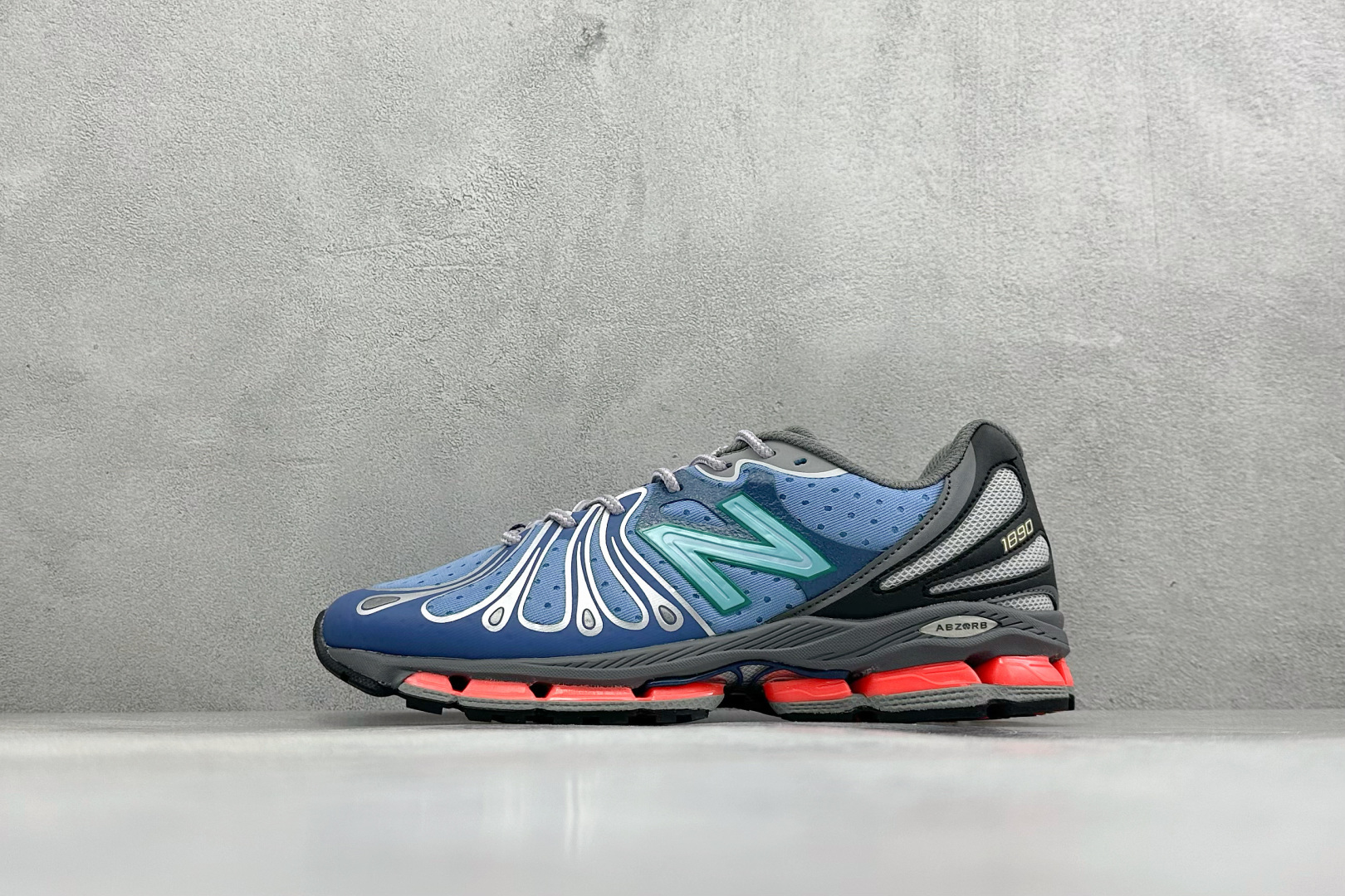 Stone Island x New Balance U1890系列 超轻量化低帮休闲运动慢跑鞋 原楦原纸版开发版型 采用超轻透气3D针织网眼材料结构鞋面及打印Logo细节 中底嵌入FuelCell轻量化技术组合全掌碳纤维板 官方货号: U18908BN 编码:31
