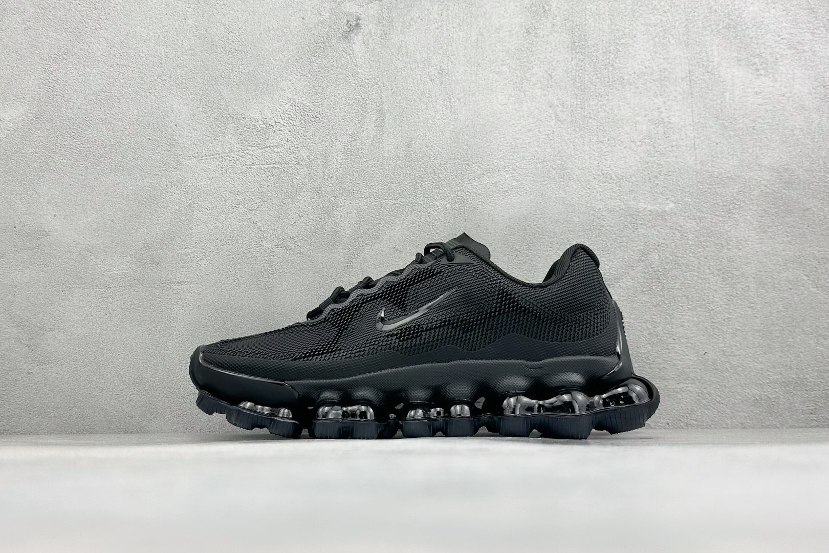 X版Nike Air LIQUID MAX 耐克气垫跑步鞋 全新的設計,將潮人們最愛的「大 AIR」Air More Uptempo 結合品牌近期主打的 Air Max 720 環繞氣墊技術,Nike 也將經典的大 AIR 輪廓做出調整,使其看來更為現代,給人一種浮誇的美感 没半码 编码:35