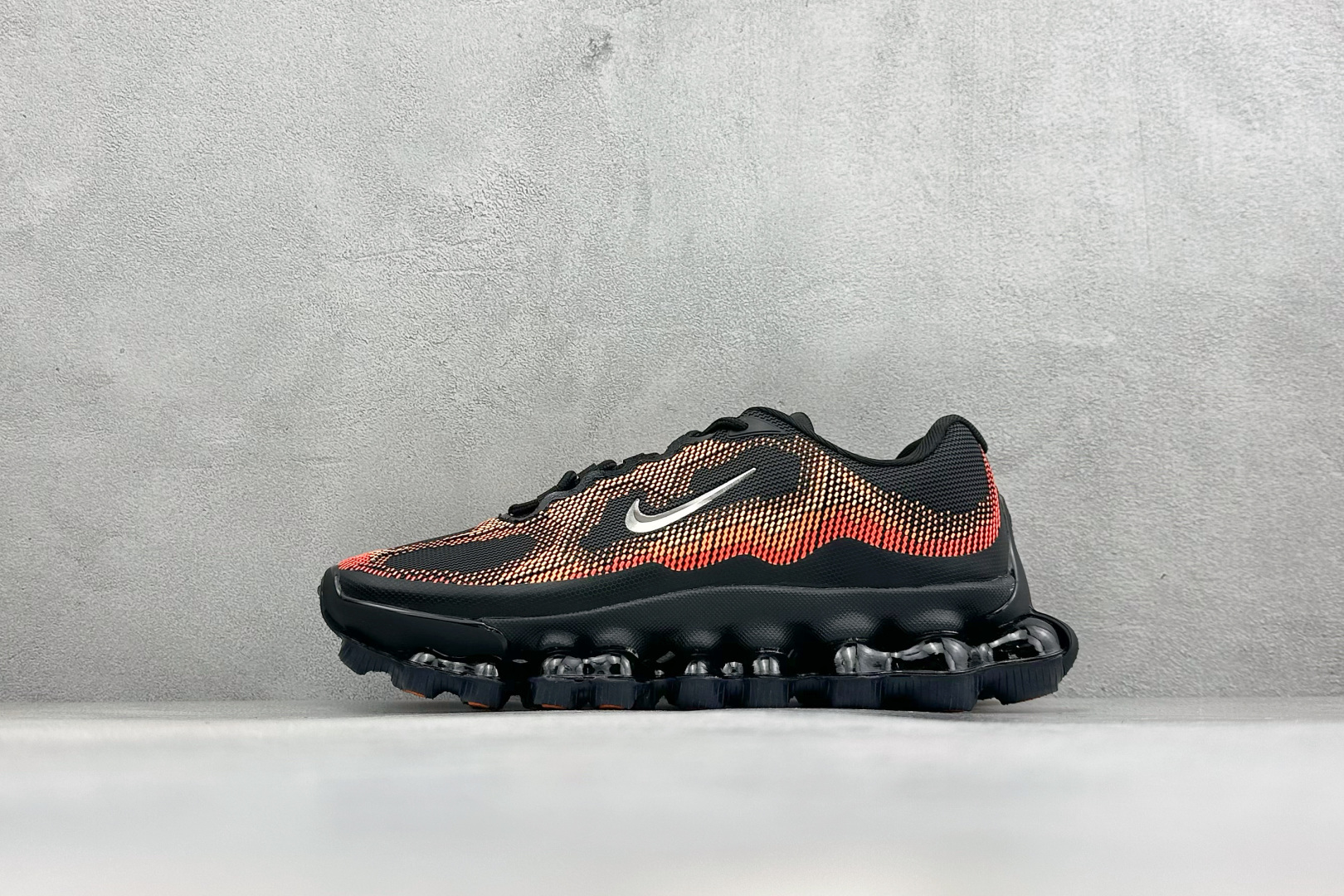 X版Nike Air LIQUID MAX 耐克气垫跑步鞋 全新的設計,將潮人們最愛的「大 AIR」Air More Uptempo 結合品牌近期主打的 Air Max 720 環繞氣墊技術,Nike 也將經典的大 AIR 輪廓做出調整,使其看來更為現代,給人一種浮誇的美感 没半码 编码:35