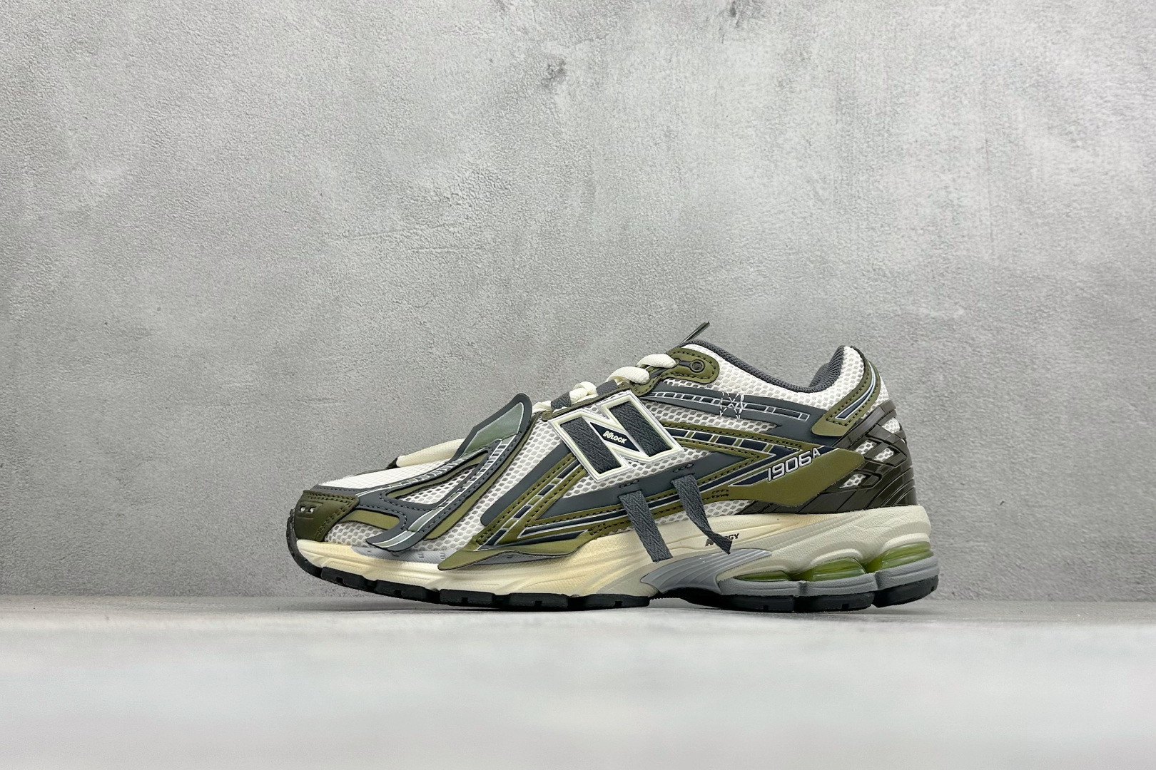 HA版New Balance M1906系列 复古单品宝藏老爹鞋款 复古元素叠加 质感超级棒 楦版型材料细节做工精细 作为NB最经典的档案鞋型之一 与2002一样,1906有着NB最成熟的技术加持和复古款式,而本次推出的版本参照2002r的定位,相信会在性价两端做出权衡.单从造型上来看,依旧是vibe风格,味道很正,细节也很酷,这双1906r无疑必能打入复古跑鞋爱好者的年度鞋款名录 官方货号:U1906ANC 编码:29