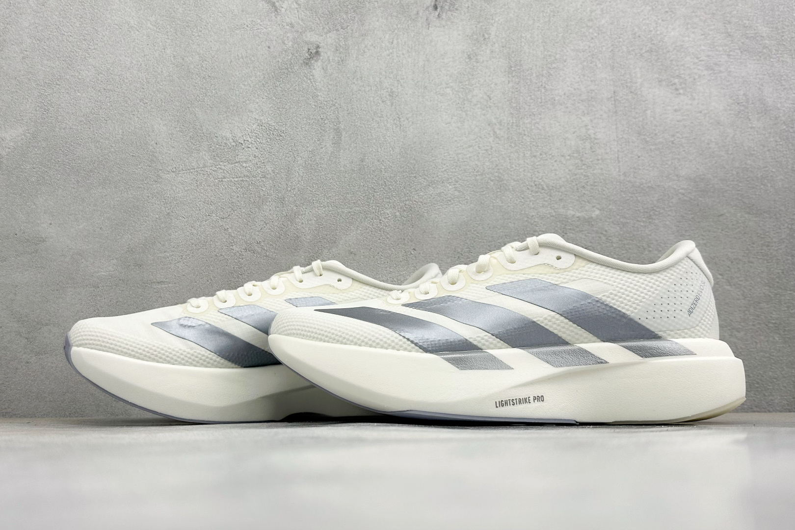 🌾 RS版Adidas Adizero Evo SL 阿迪超轻透气缓震跑鞋整体外观造型与adiZero 