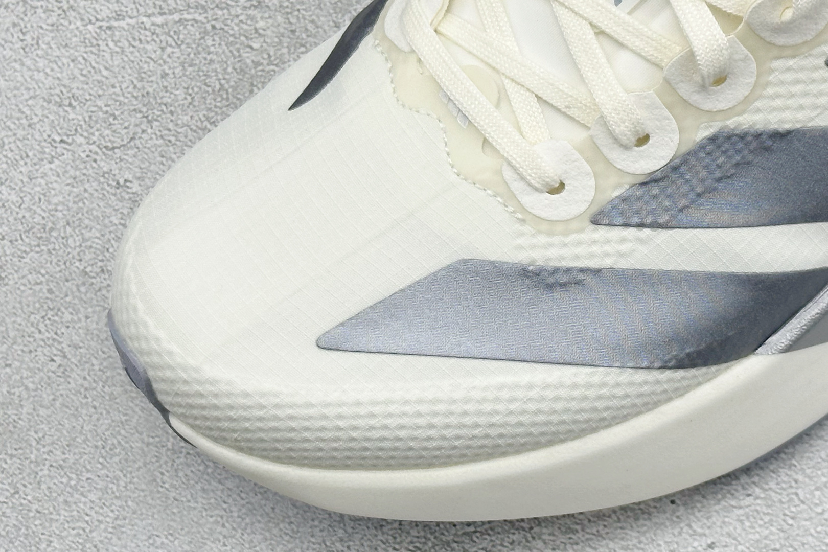 🌾 RS版Adidas Adizero Evo SL 阿迪超轻透气缓震跑鞋整体外观造型与adiZero 