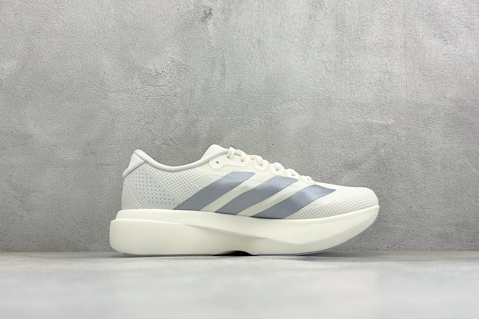 🌾 RS版Adidas Adizero Evo SL 阿迪超轻透气缓震跑鞋整体外观造型与adiZero 
