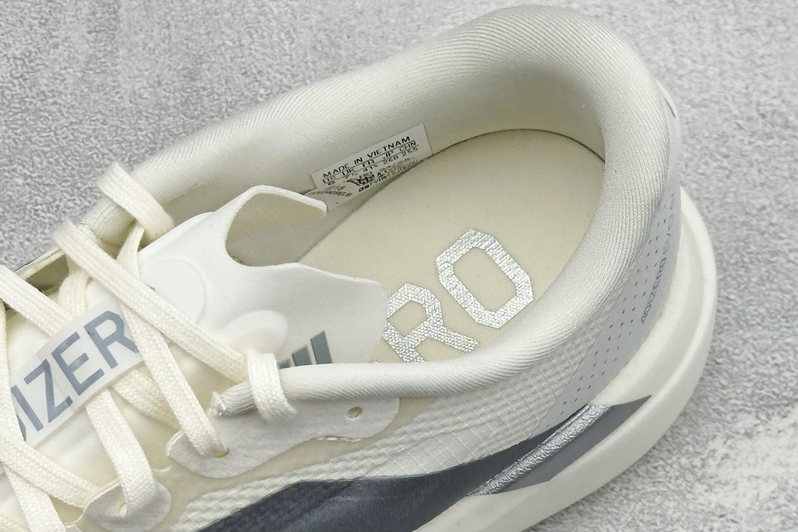 🌾 RS版Adidas Adizero Evo SL 阿迪超轻透气缓震跑鞋整体外观造型与adiZero 