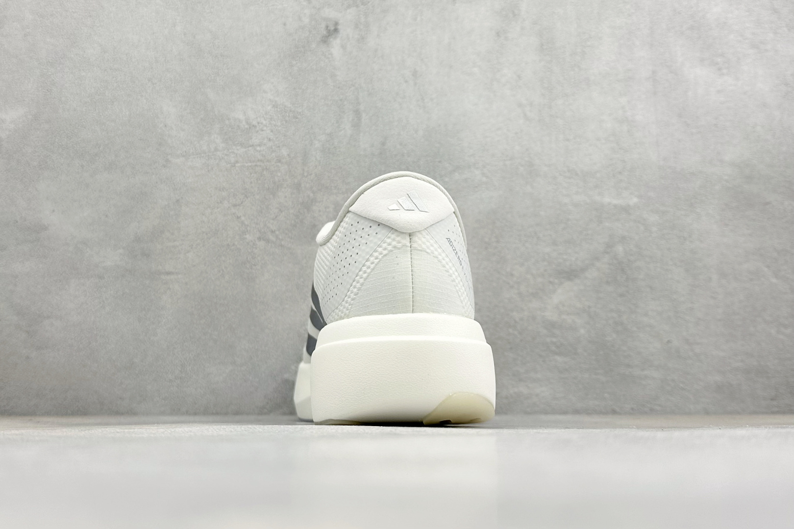 🌾 RS版Adidas Adizero Evo SL 阿迪超轻透气缓震跑鞋整体外观造型与adiZero 