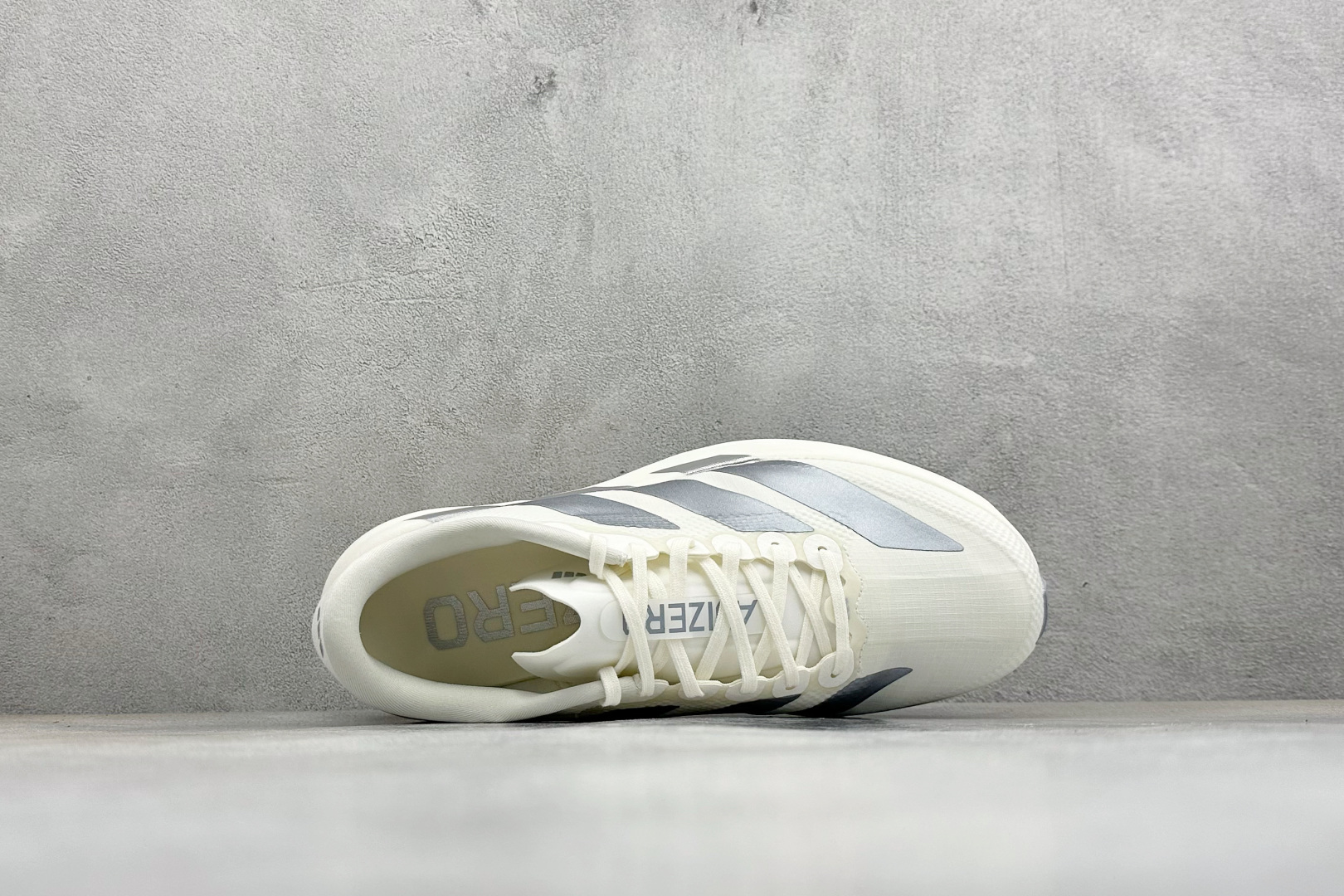 🌾 RS版Adidas Adizero Evo SL 阿迪超轻透气缓震跑鞋整体外观造型与adiZero 