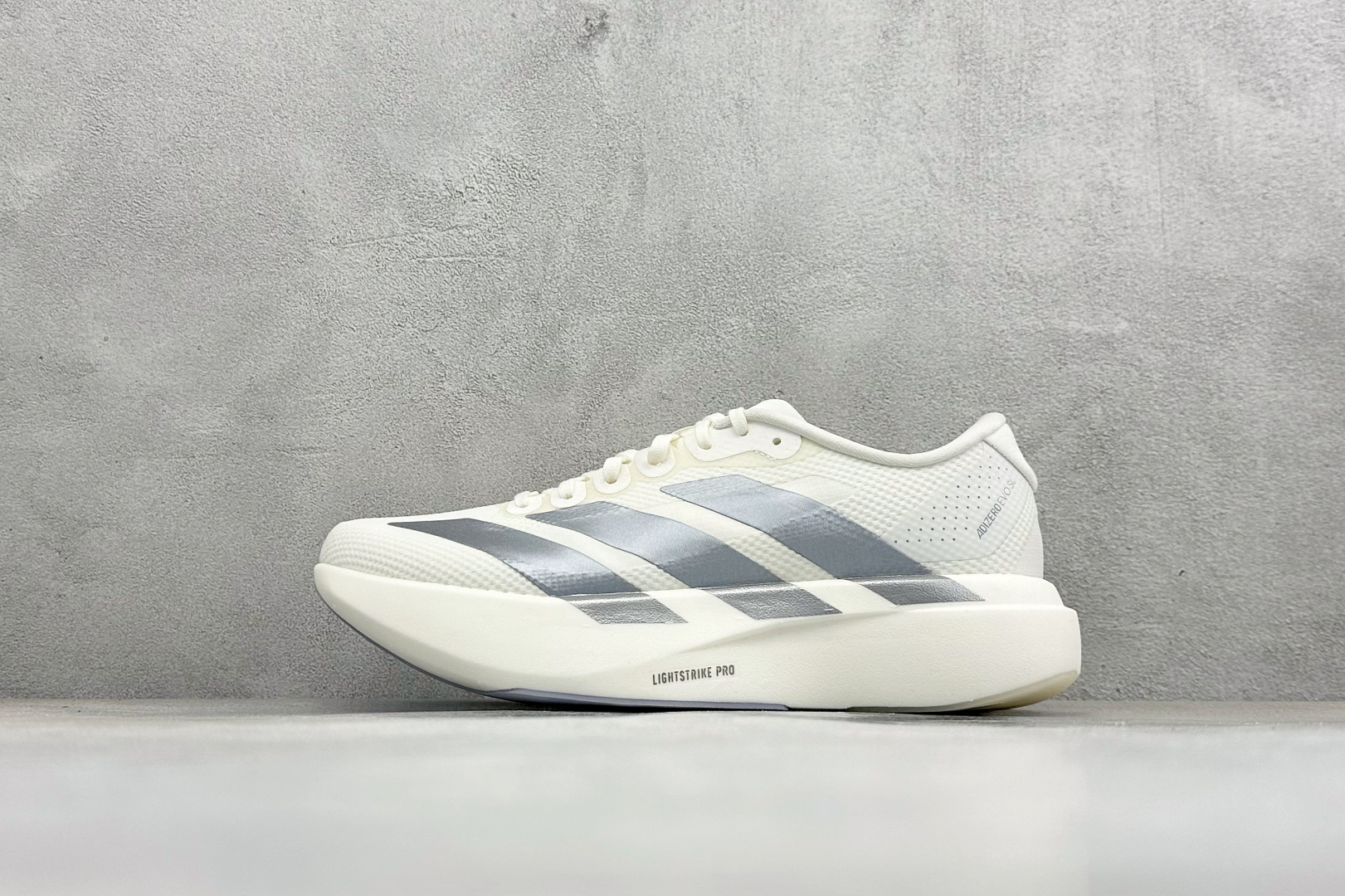 🌾 RS版Adidas Adizero Evo SL 阿迪超轻透气缓震跑鞋整体外观造型与adiZero 