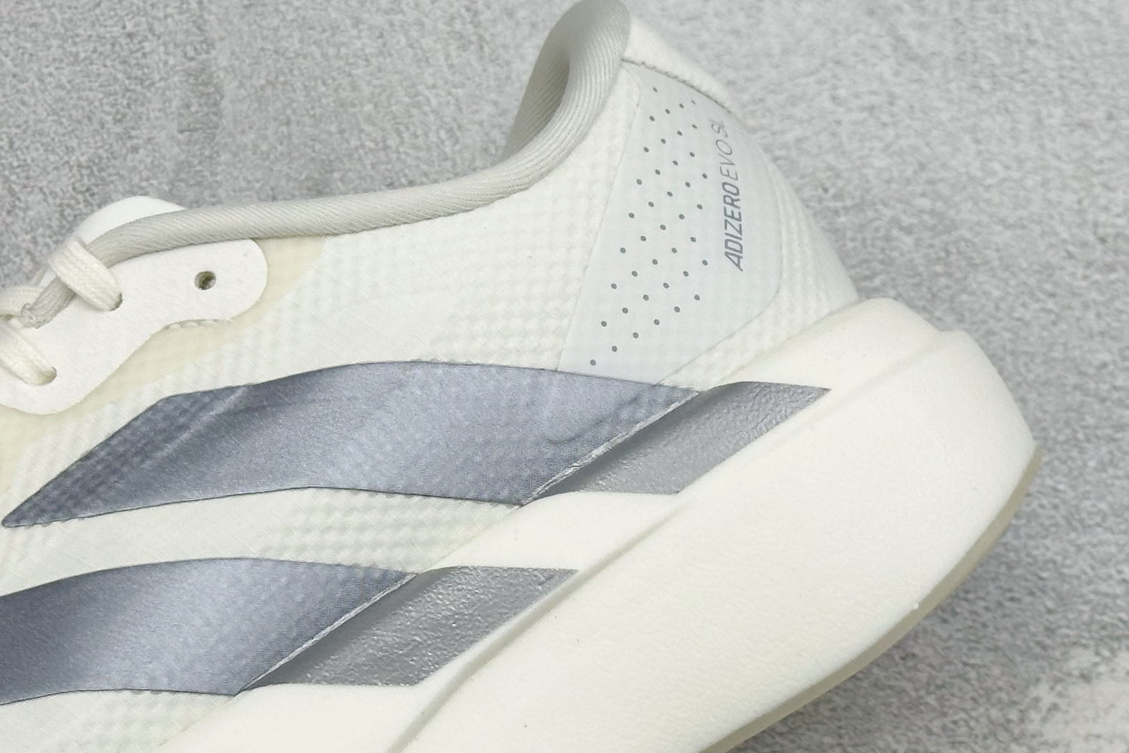 🌾 RS版Adidas Adizero Evo SL 阿迪超轻透气缓震跑鞋整体外观造型与adiZero 