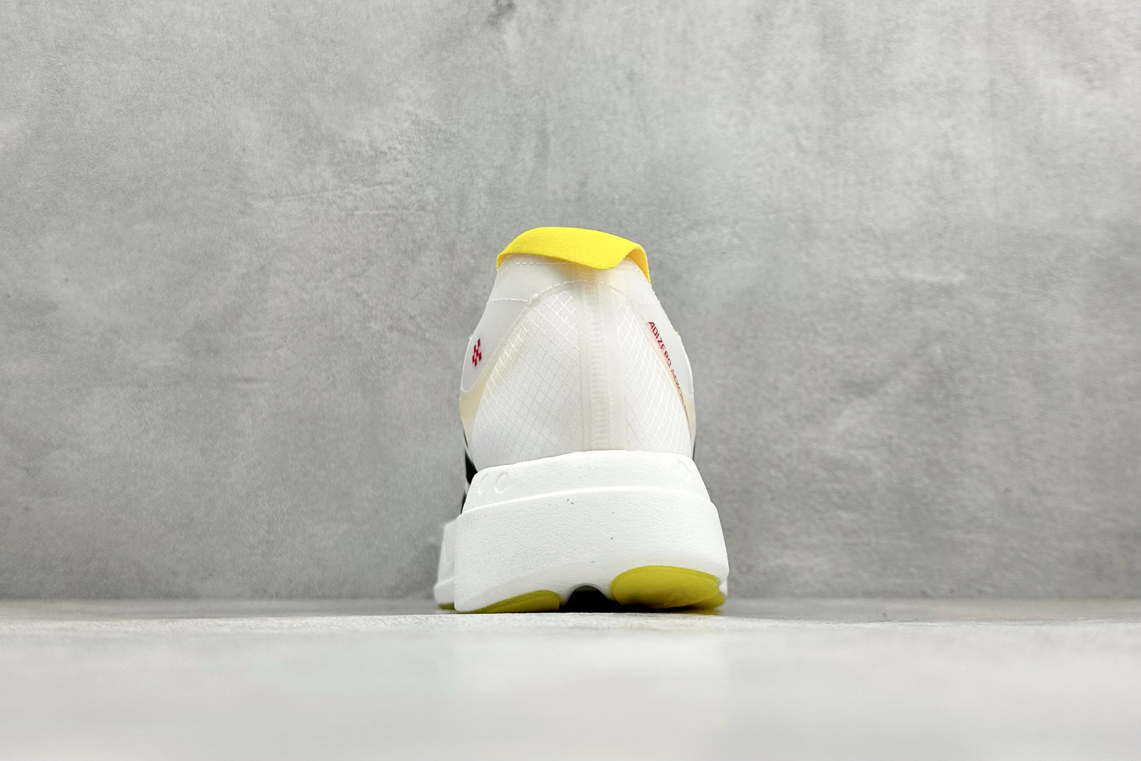 TY版ADIZERO ADIOS PRO 4 M 阿迪超轻透气缓震跑鞋 整体外观造型与adiZero A
