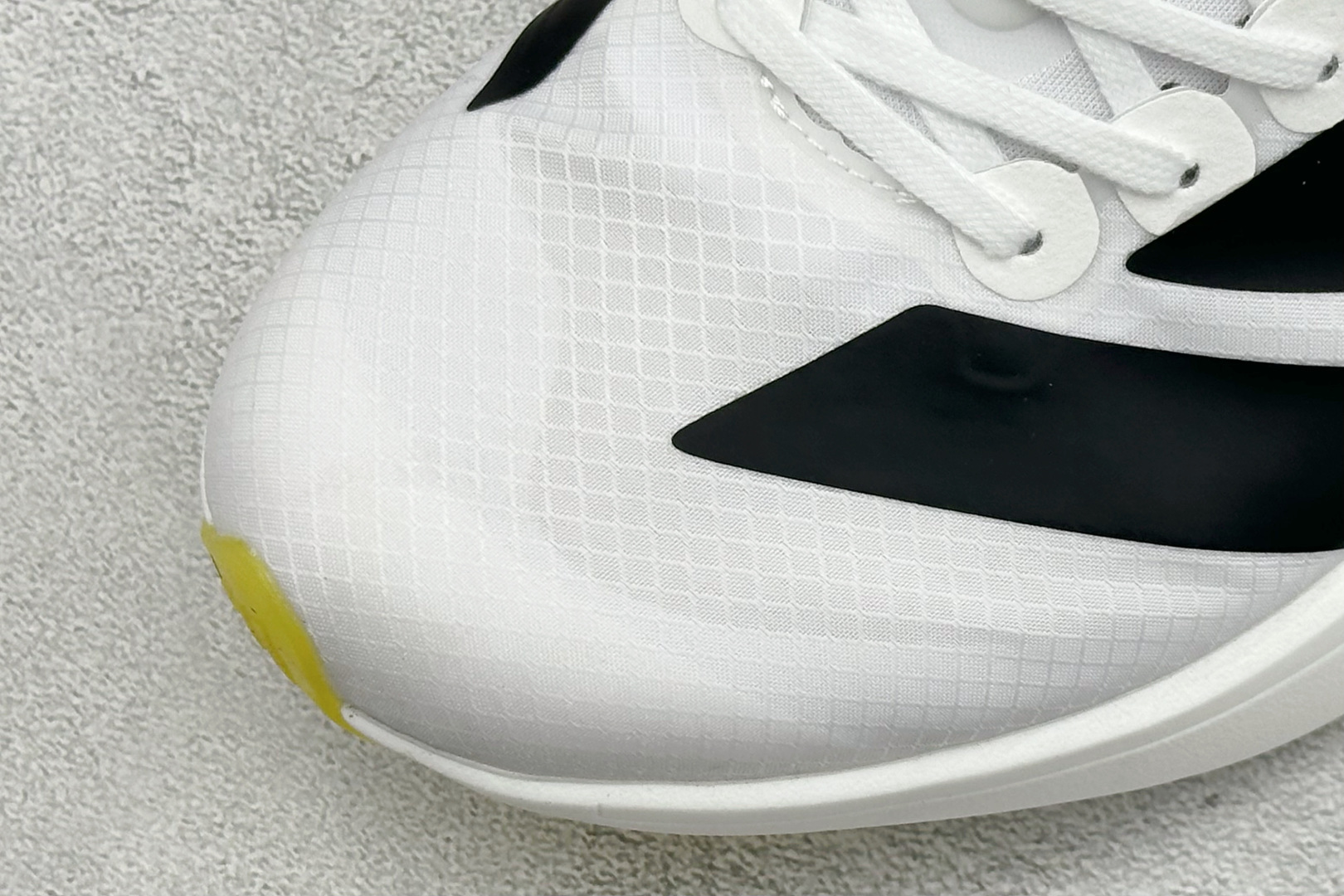TY版ADIZERO ADIOS PRO 4 M 阿迪超轻透气缓震跑鞋 整体外观造型与adiZero A