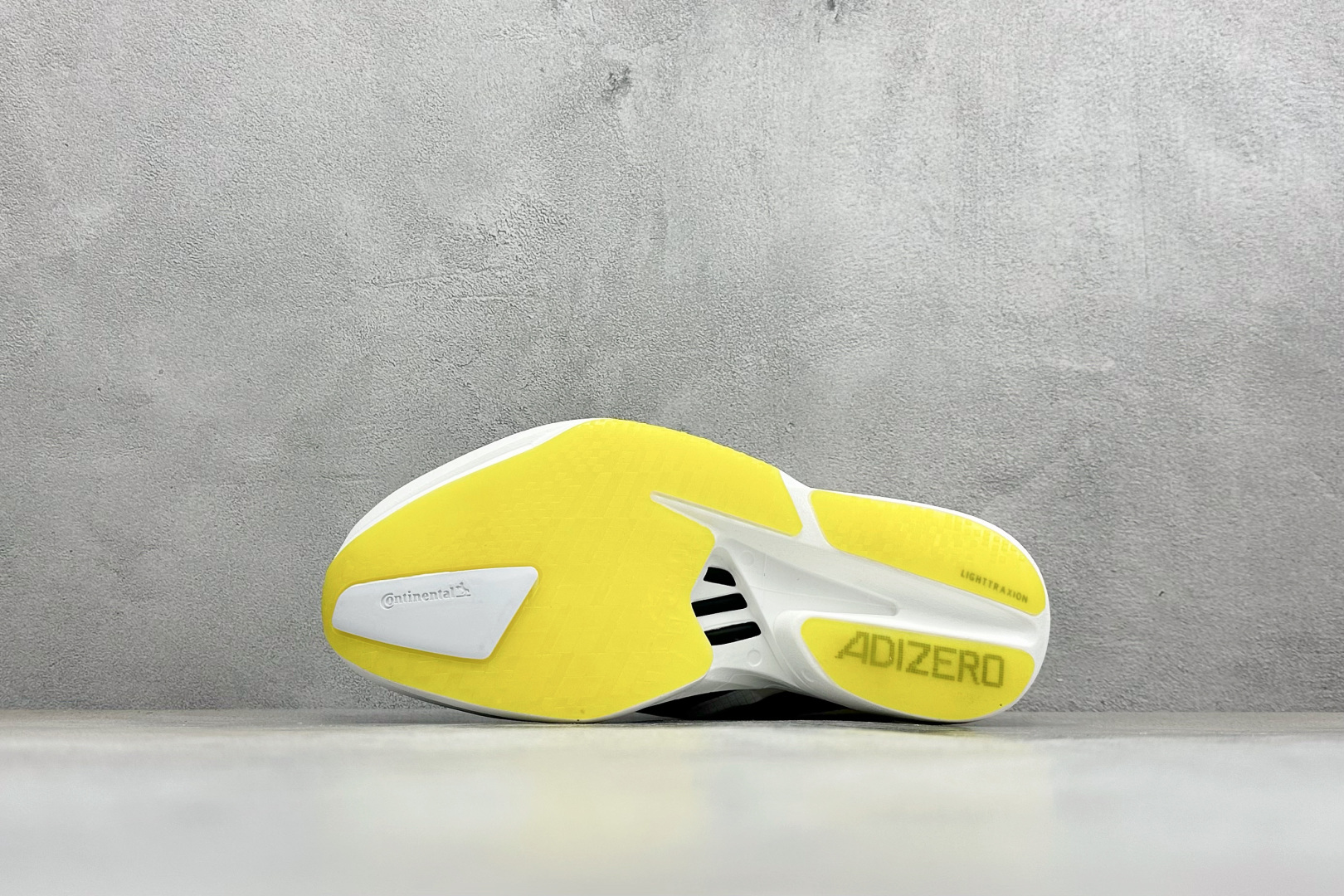 TY版ADIZERO ADIOS PRO 4 M 阿迪超轻透气缓震跑鞋 整体外观造型与adiZero A