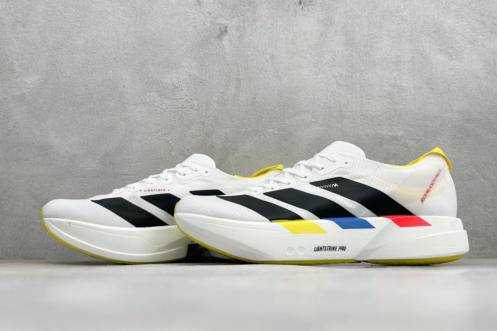 TY版ADIZERO ADIOS PRO 4 M 阿迪超轻透气缓震跑鞋 整体外观造型与adiZero A
