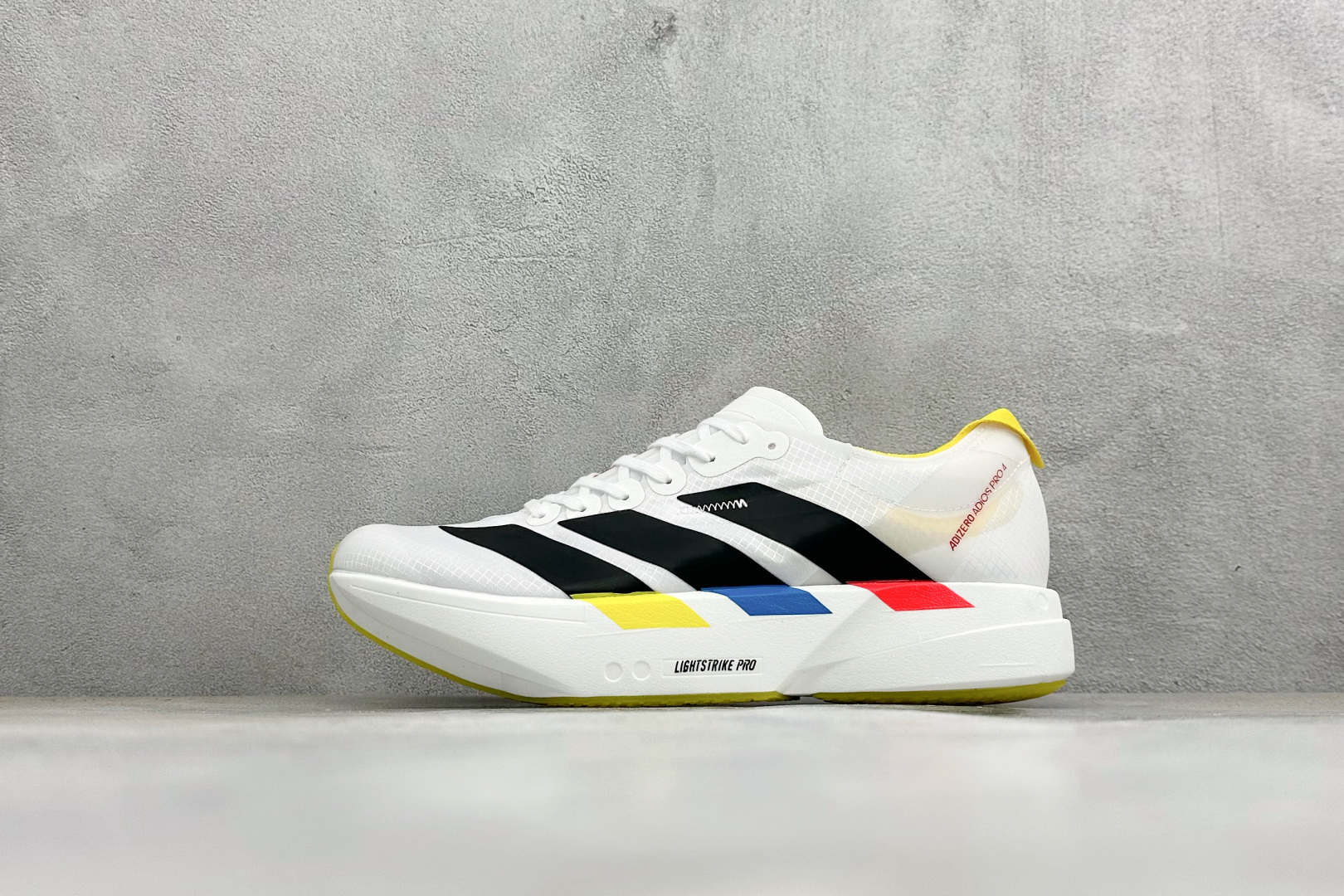 TY版ADIZERO ADIOS PRO 4 M 阿迪超轻透气缓震跑鞋 整体外观造型与adiZero A