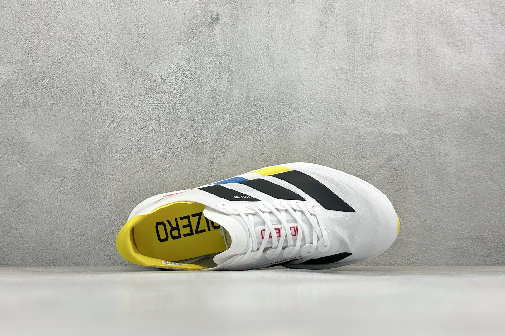 TY版ADIZERO ADIOS PRO 4 M 阿迪超轻透气缓震跑鞋 整体外观造型与adiZero A