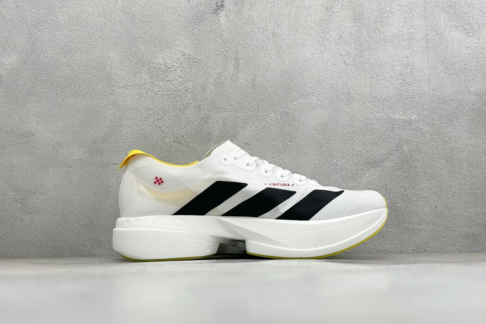 TY版ADIZERO ADIOS PRO 4 M 阿迪超轻透气缓震跑鞋 整体外观造型与adiZero A