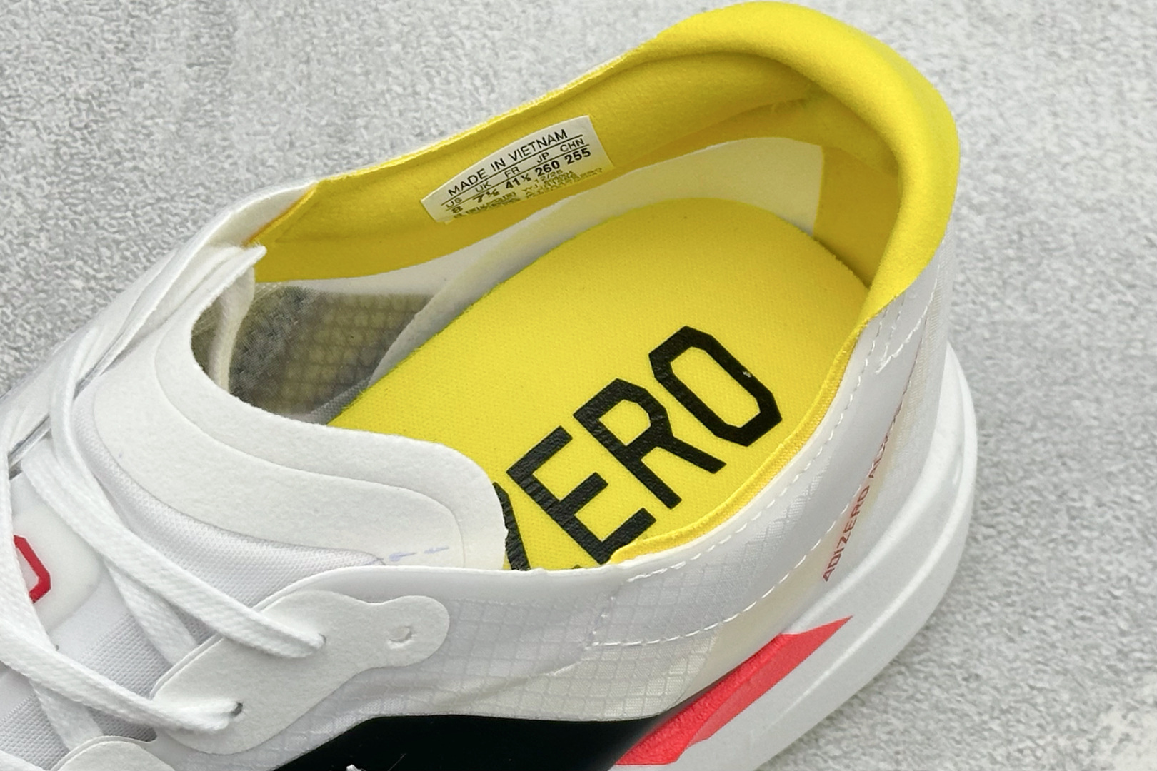TY版ADIZERO ADIOS PRO 4 M 阿迪超轻透气缓震跑鞋 整体外观造型与adiZero A