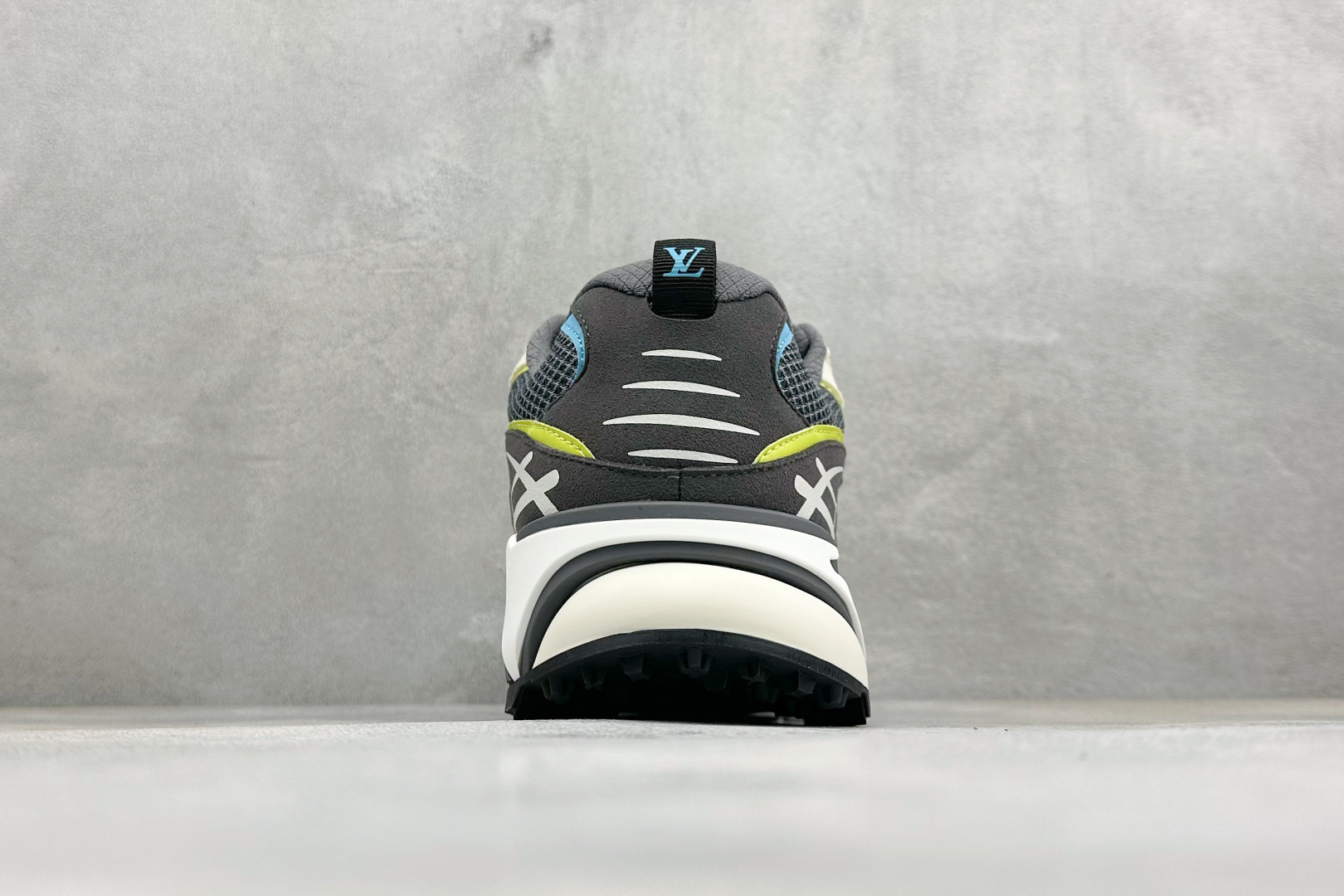 🌾 Lv Tatic Runner Tatic Runner系列厚底老爹鞋，是品牌近年推出的复古运动风鞋