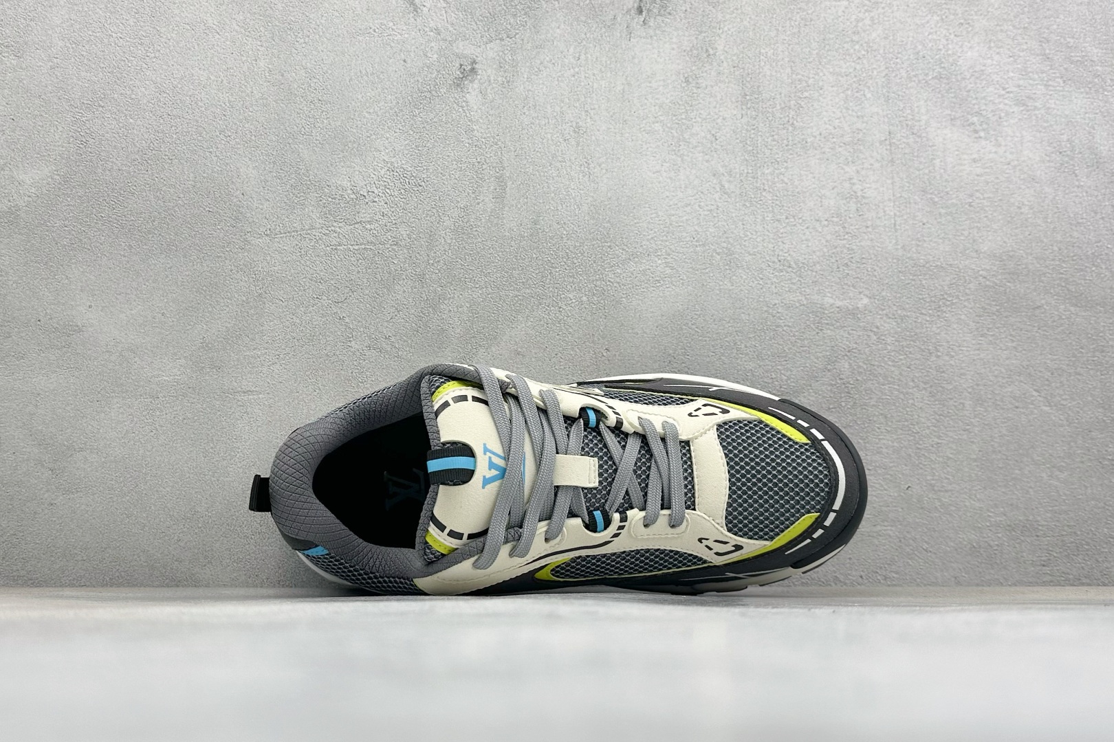 🌾 Lv Tatic Runner Tatic Runner系列厚底老爹鞋，是品牌近年推出的复古运动风鞋