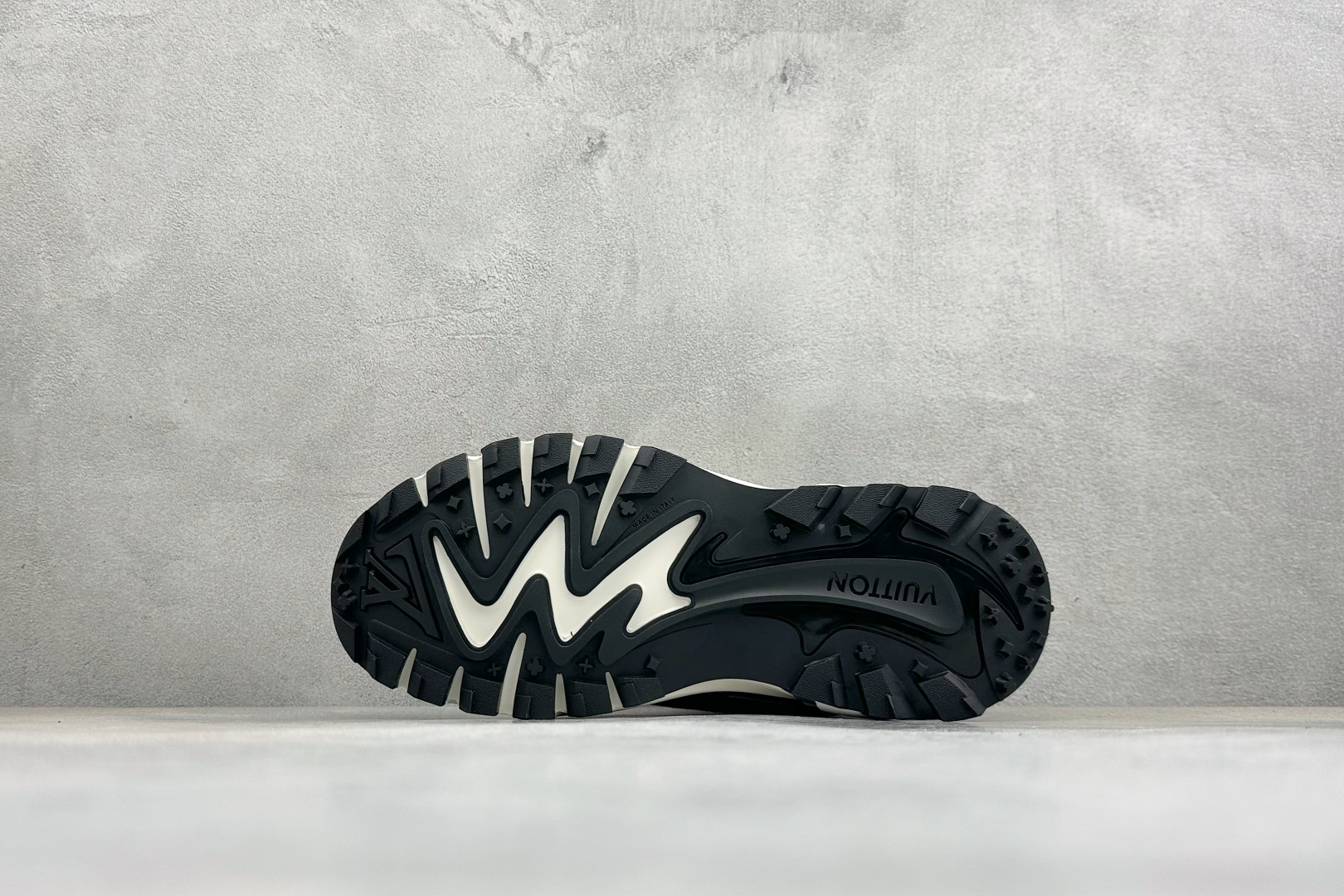 🌾 Lv Tatic Runner Tatic Runner系列厚底老爹鞋，是品牌近年推出的复古运动风鞋