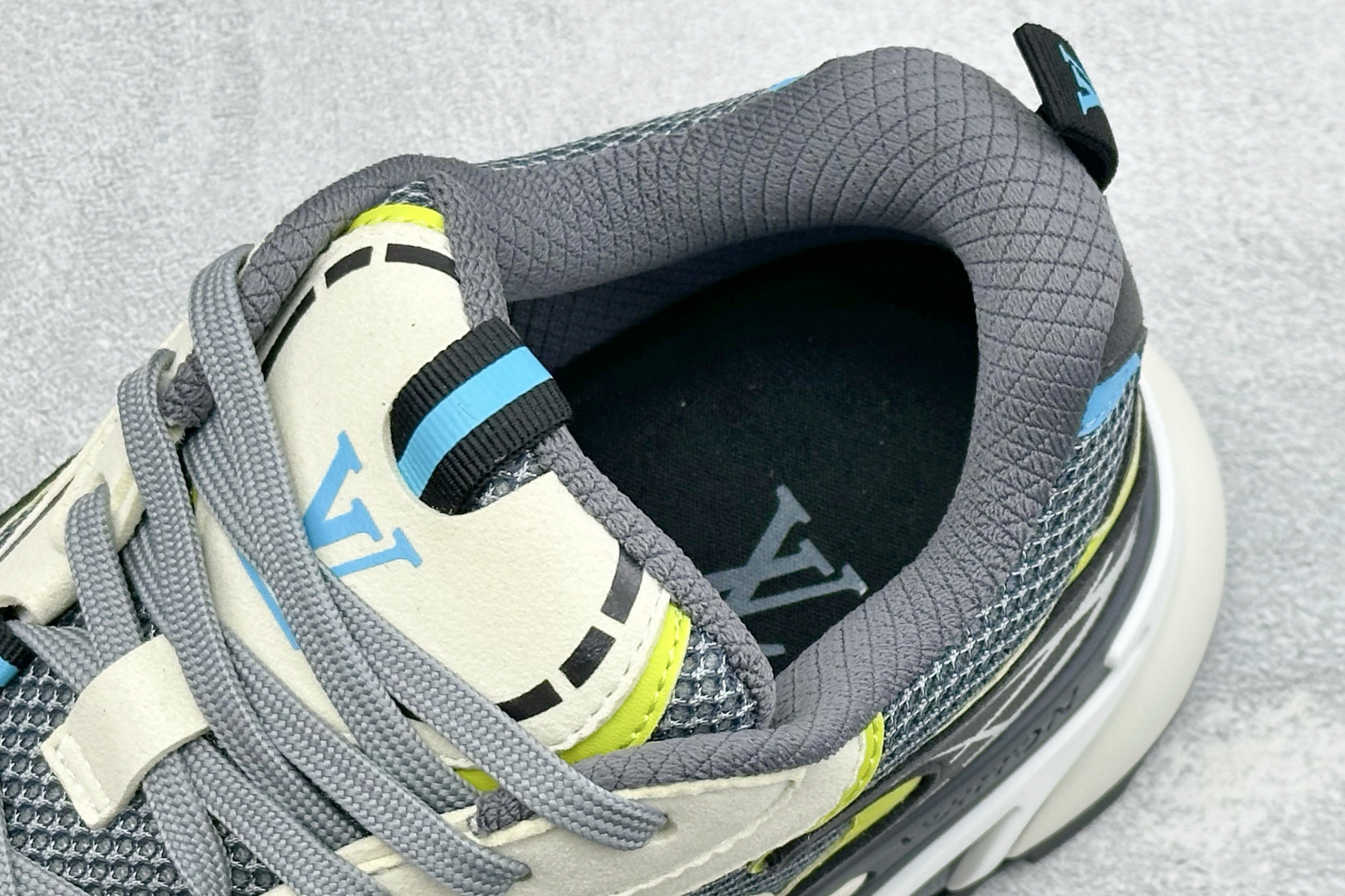 🌾 Lv Tatic Runner Tatic Runner系列厚底老爹鞋，是品牌近年推出的复古运动风鞋