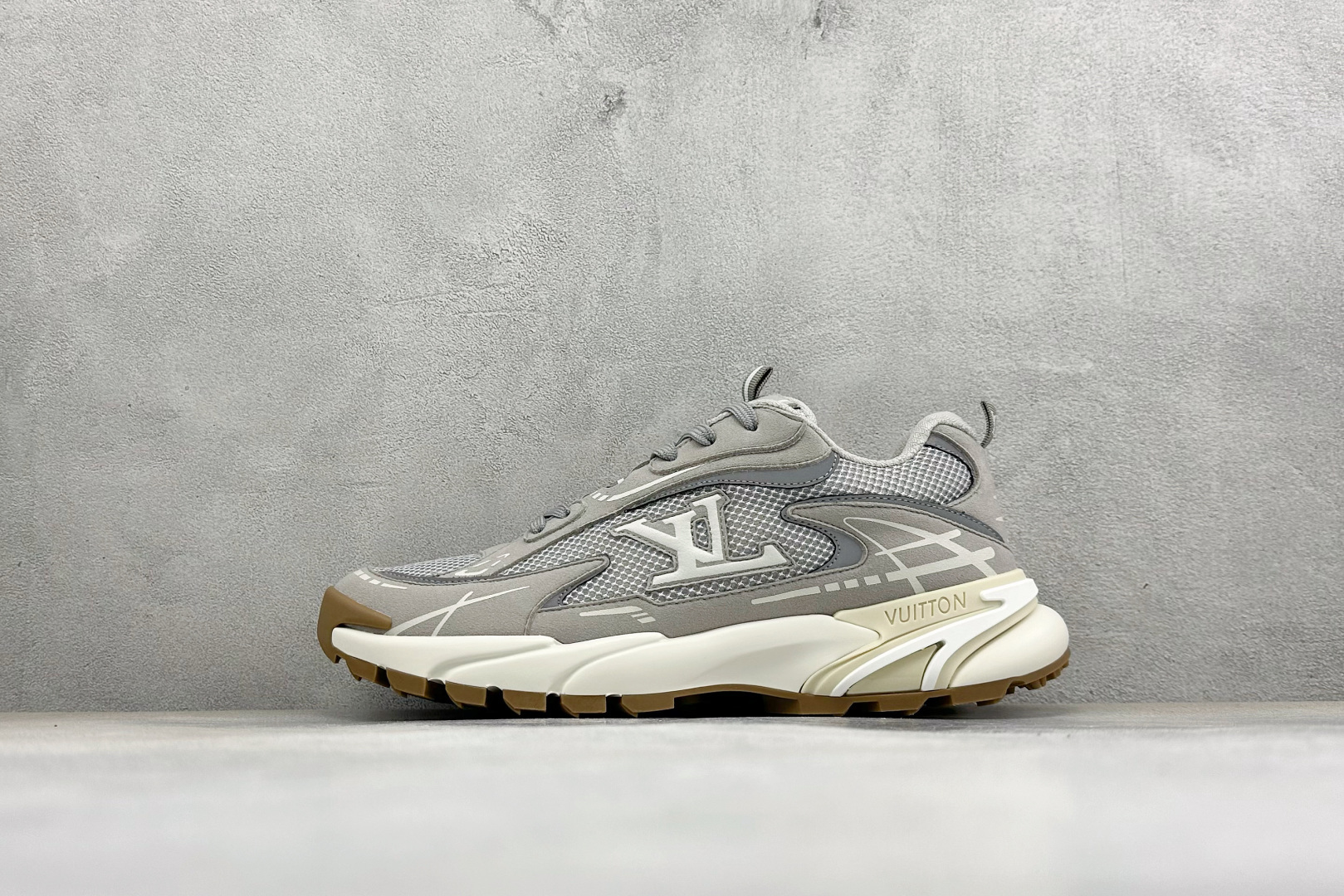 🌾 Lv Tatic Runner Tatic Runner系列厚底老爹鞋，是品牌近年推出的复古运动风鞋