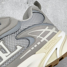 🌾 Lv Tatic Runner Tatic Runner系列厚底老爹鞋,是品牌近年推出的复古运动风鞋 🌾 Lv Tatic Runner Tatic Runner系列厚底老爹鞋,是品牌近年推出的复古运动风鞋