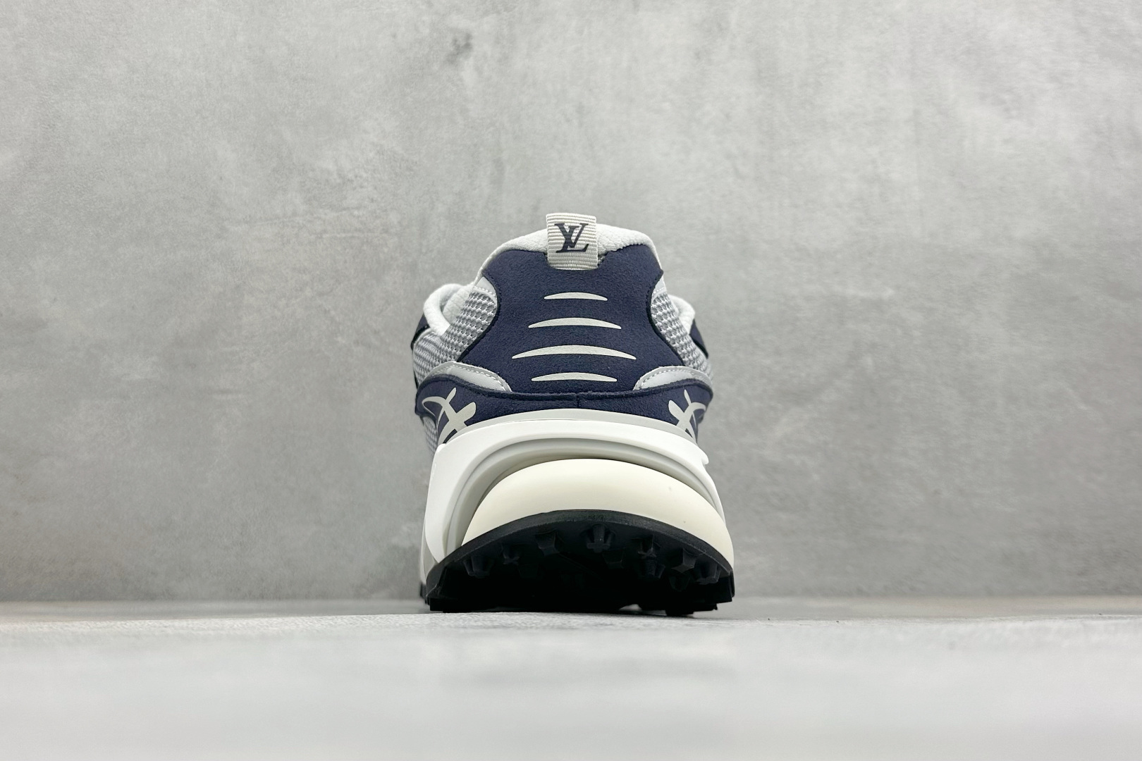🌾 Lv Tatic Runner Tatic Runner系列厚底老爹鞋，是品牌近年推出的复古运动风鞋