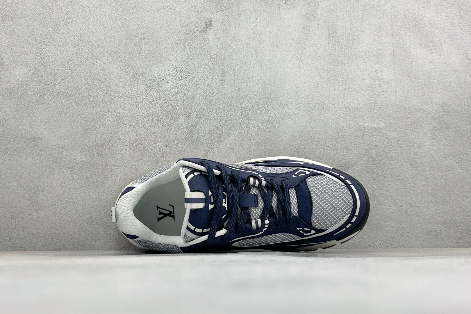 🌾 Lv Tatic Runner Tatic Runner系列厚底老爹鞋，是品牌近年推出的复古运动风鞋