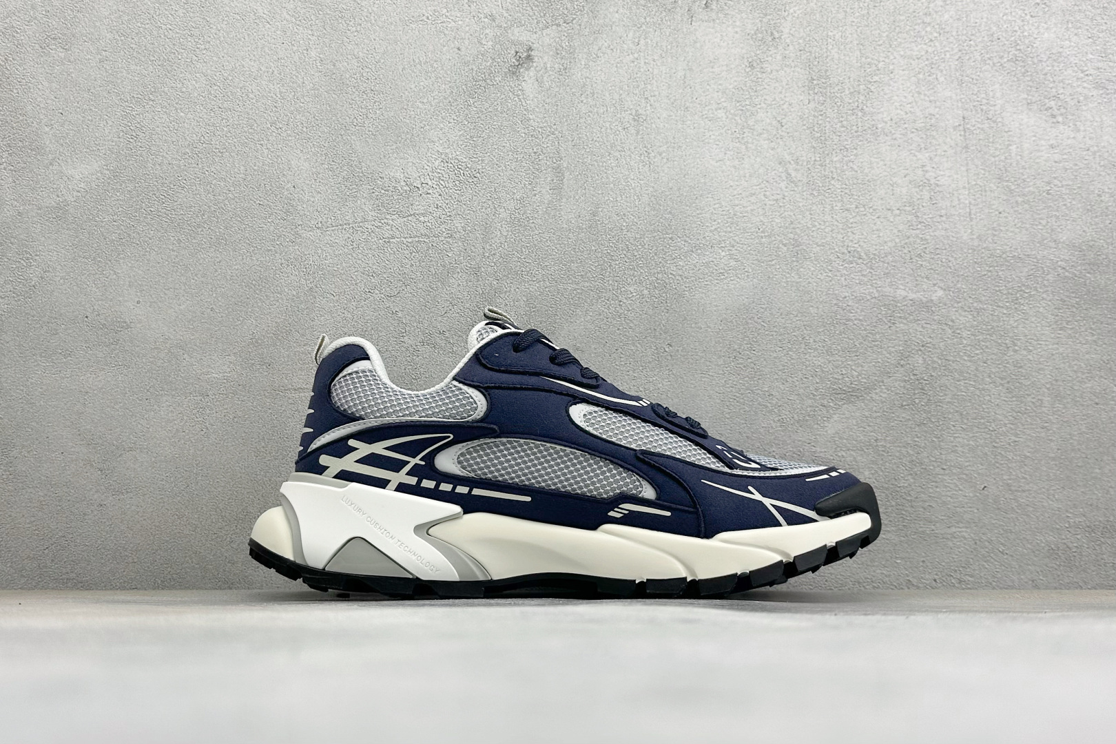 🌾 Lv Tatic Runner Tatic Runner系列厚底老爹鞋，是品牌近年推出的复古运动风鞋