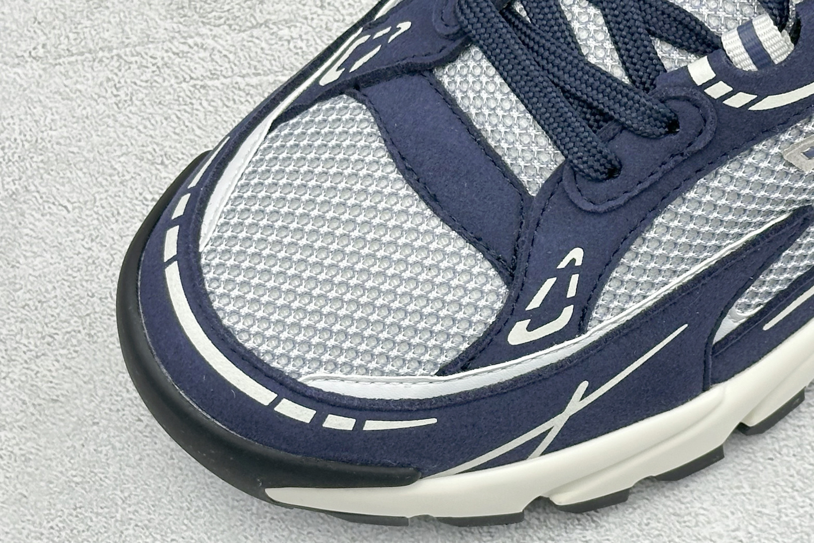 🌾 Lv Tatic Runner Tatic Runner系列厚底老爹鞋，是品牌近年推出的复古运动风鞋