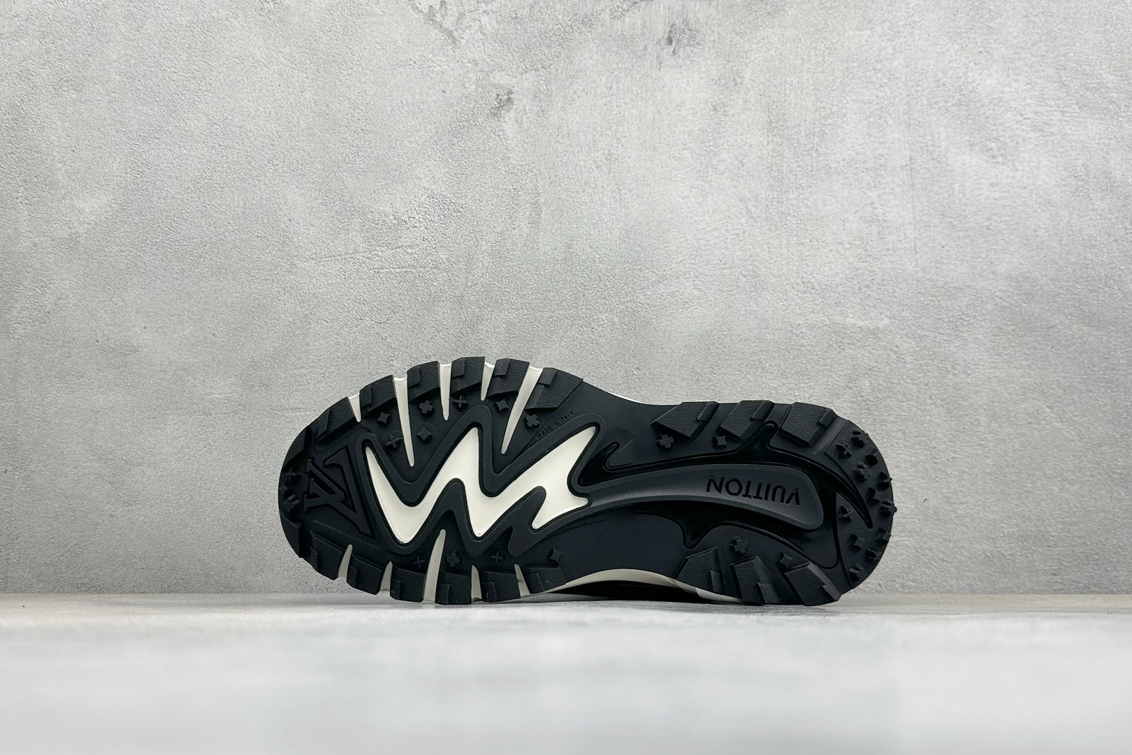 🌾 Lv Tatic Runner Tatic Runner系列厚底老爹鞋，是品牌近年推出的复古运动风鞋