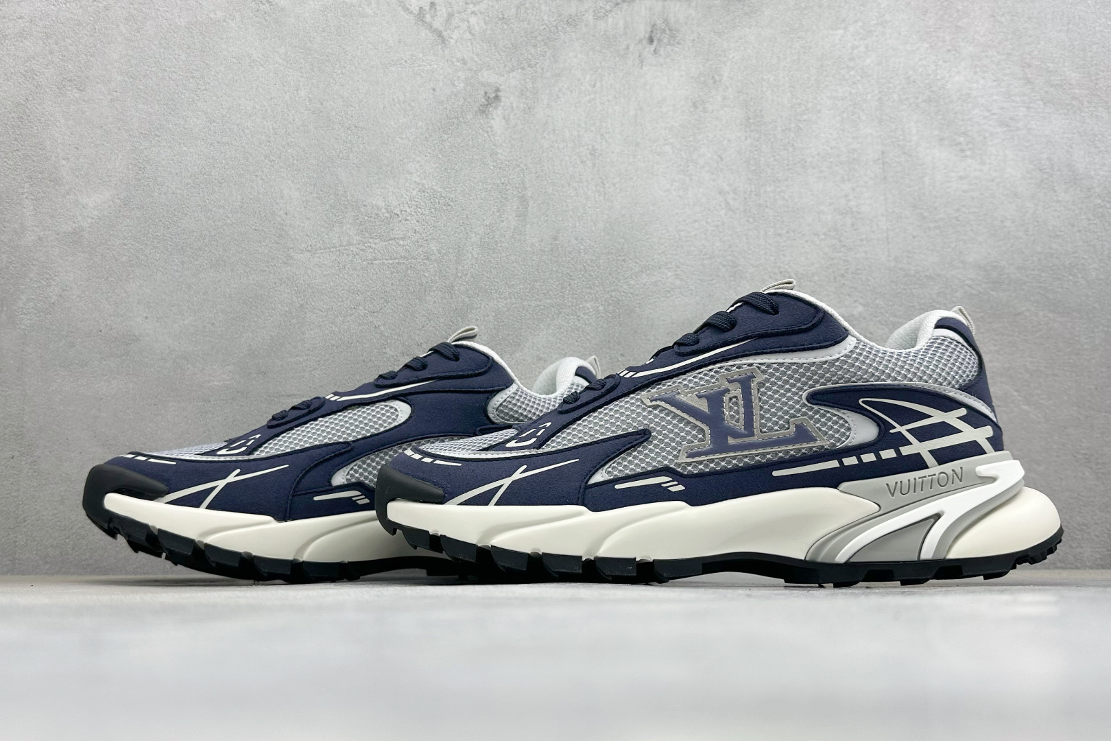🌾 Lv Tatic Runner Tatic Runner系列厚底老爹鞋，是品牌近年推出的复古运动风鞋