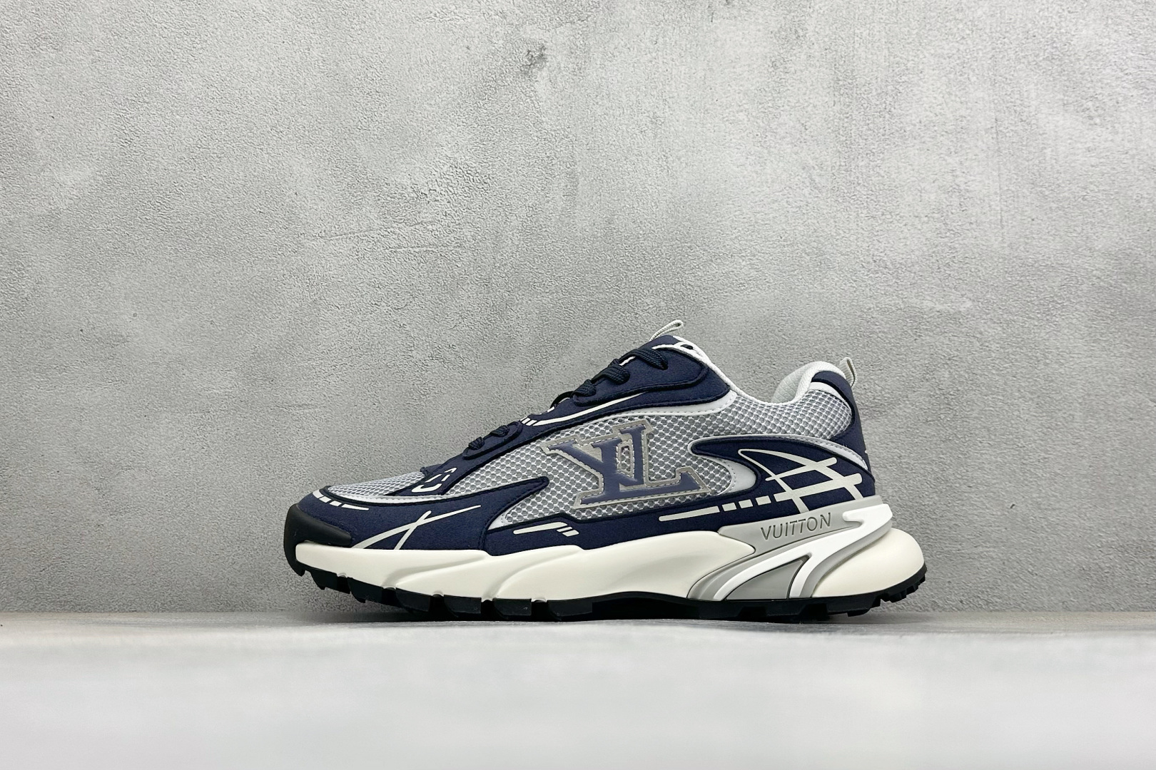 🌾 Lv Tatic Runner Tatic Runner系列厚底老爹鞋，是品牌近年推出的复古运动风鞋