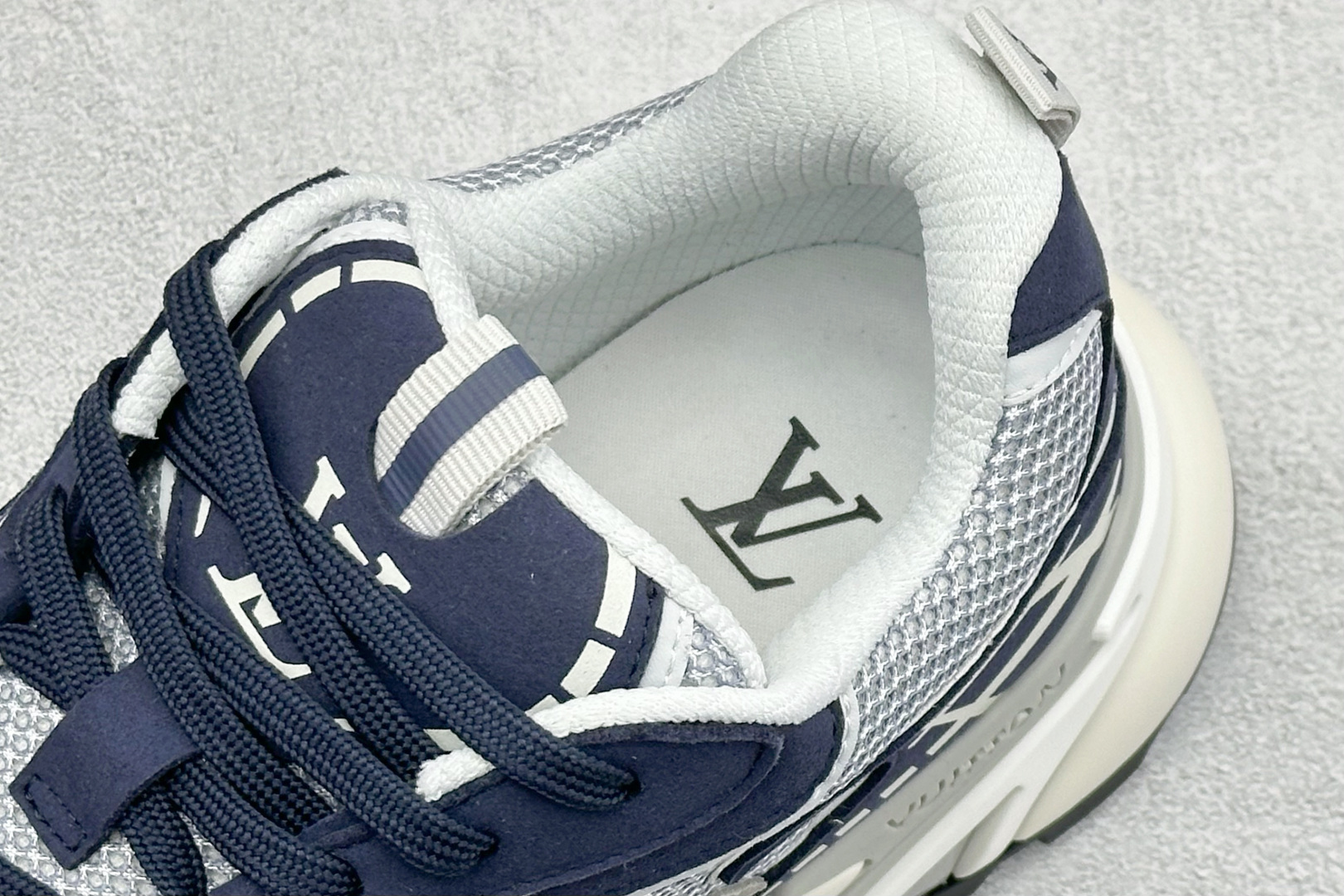 🌾 Lv Tatic Runner Tatic Runner系列厚底老爹鞋，是品牌近年推出的复古运动风鞋
