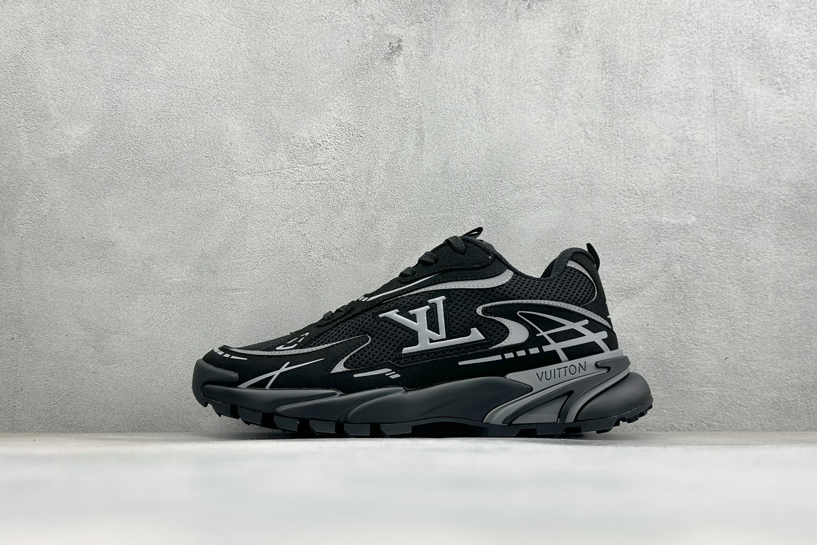 🌾 Lv Tatic Runner Tatic Runner系列厚底老爹鞋，是品牌近年推出的复古运动风鞋