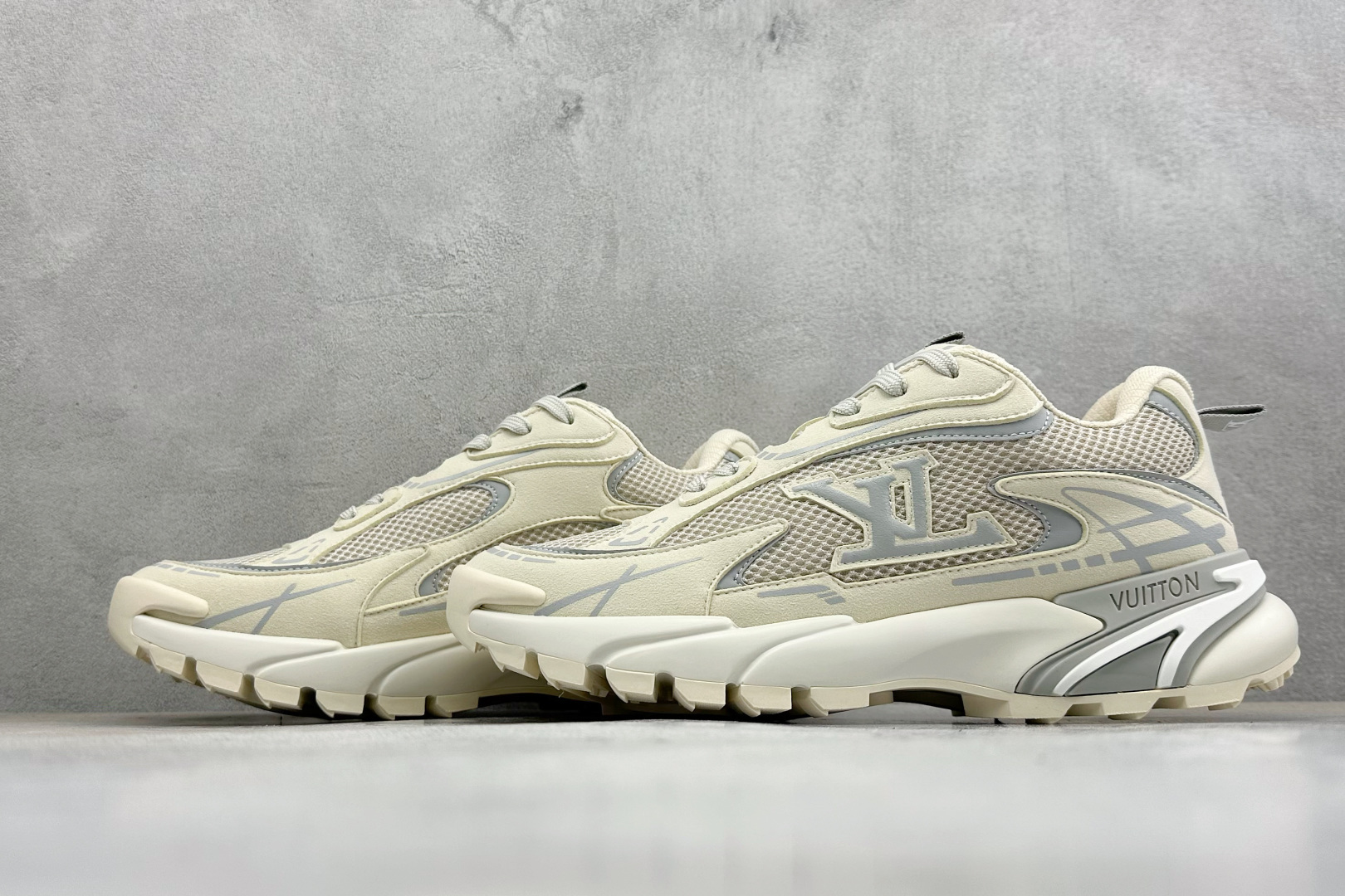 🌾 Lv Tatic Runner Tatic Runner系列厚底老爹鞋，是品牌近年推出的复古运动风鞋