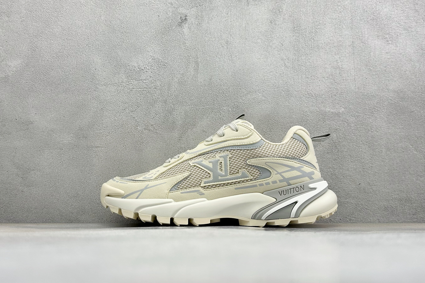🌾 Lv Tatic Runner Tatic Runner系列厚底老爹鞋，是品牌近年推出的复古运动风鞋