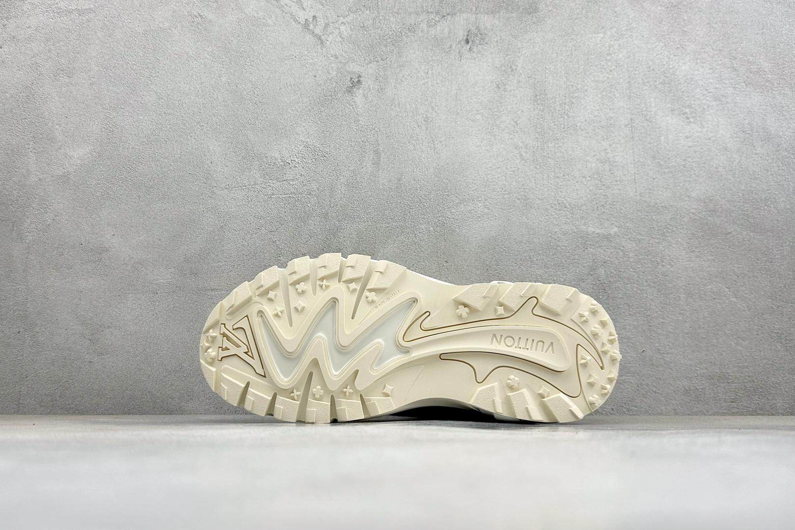 🌾 Lv Tatic Runner Tatic Runner系列厚底老爹鞋，是品牌近年推出的复古运动风鞋