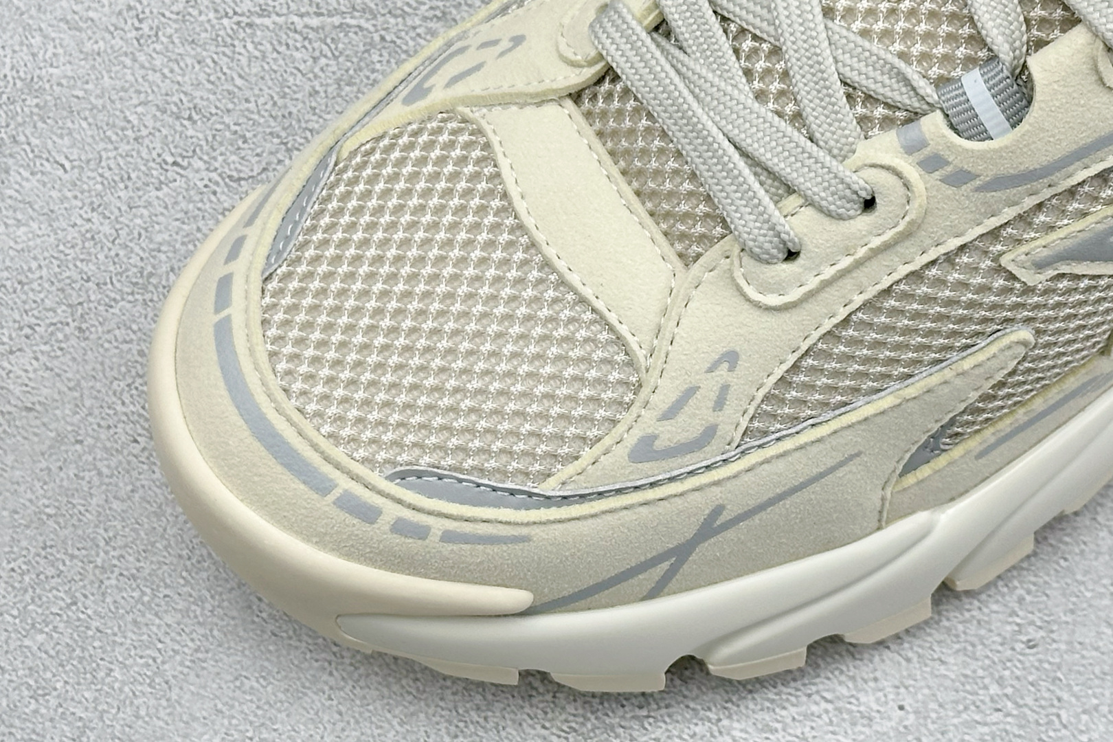 🌾 Lv Tatic Runner Tatic Runner系列厚底老爹鞋，是品牌近年推出的复古运动风鞋