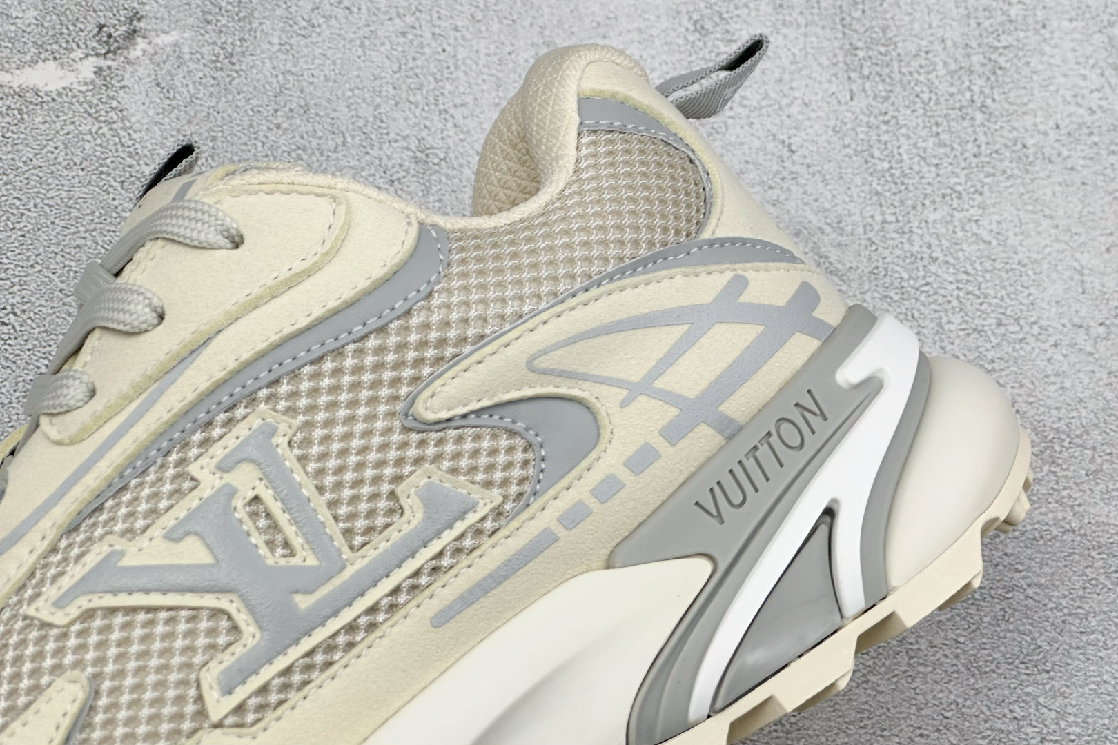 🌾 Lv Tatic Runner Tatic Runner系列厚底老爹鞋，是品牌近年推出的复古运动风鞋