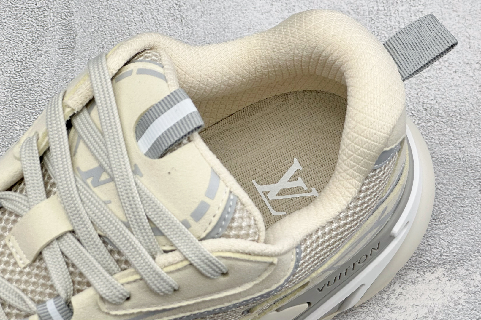 🌾 Lv Tatic Runner Tatic Runner系列厚底老爹鞋，是品牌近年推出的复古运动风鞋