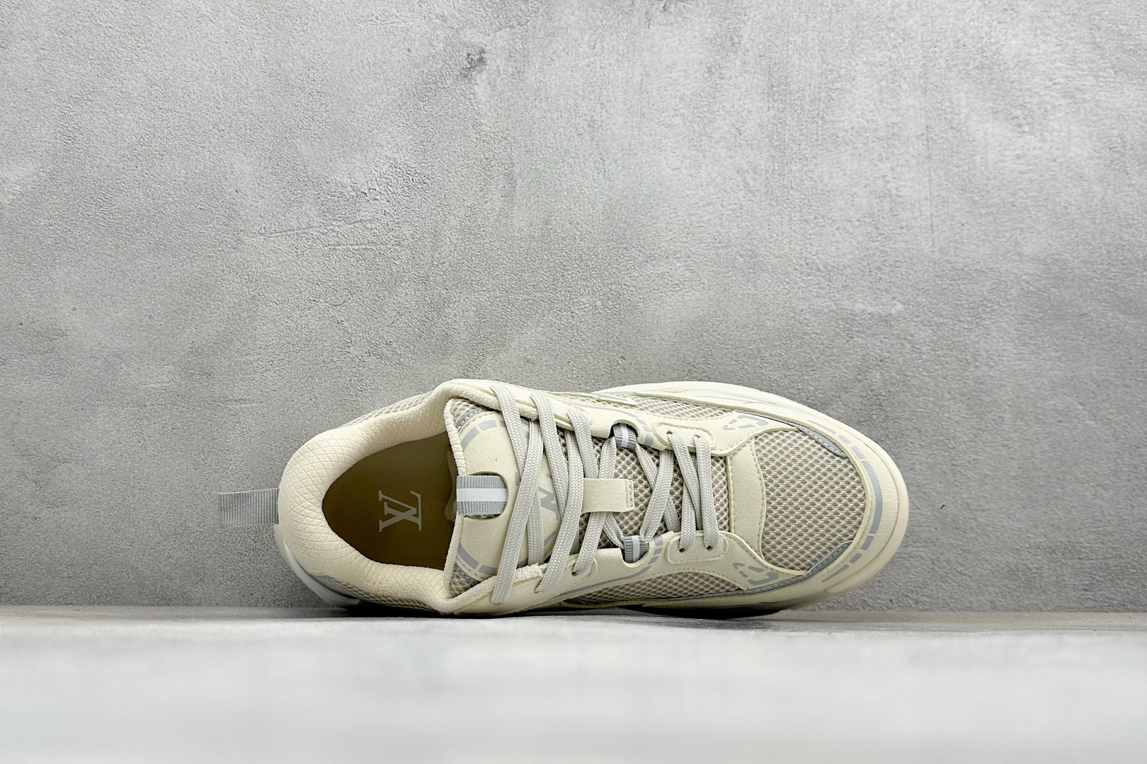 🌾 Lv Tatic Runner Tatic Runner系列厚底老爹鞋，是品牌近年推出的复古运动风鞋