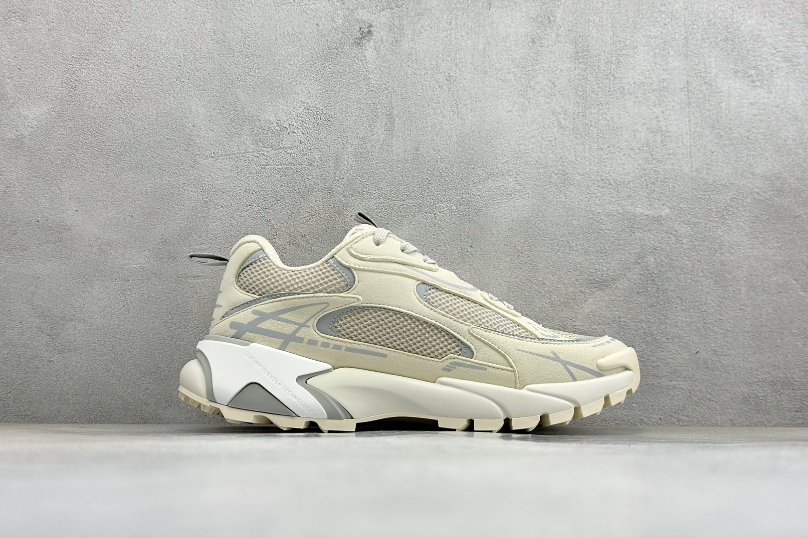 🌾 Lv Tatic Runner Tatic Runner系列厚底老爹鞋，是品牌近年推出的复古运动风鞋