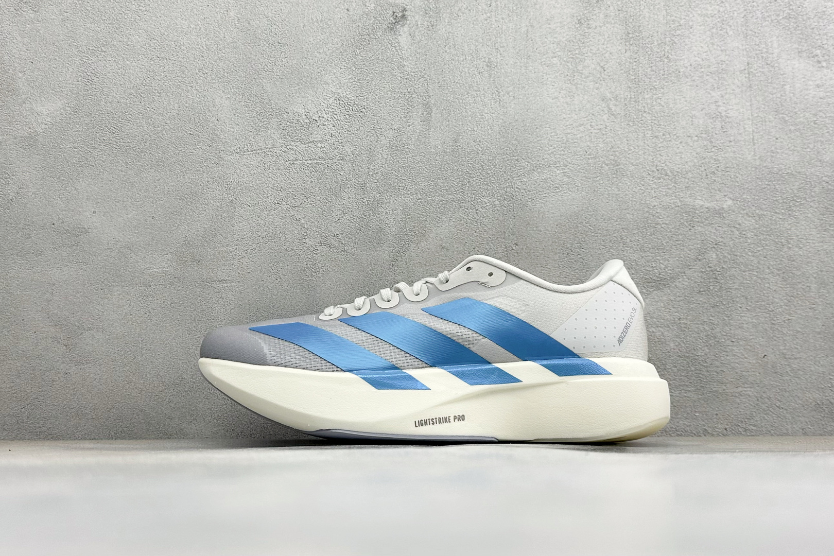 🌾 RS版Adidas Adizero Evo SL 阿迪超轻透气缓震跑鞋整体外观造型与adiZero 