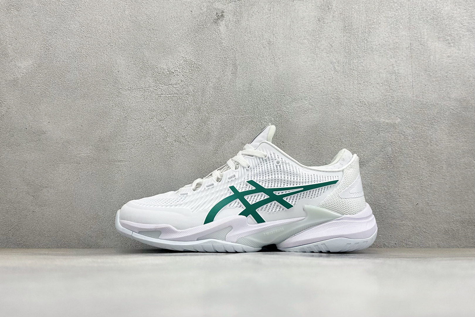 NO:887855,Local terminal store SD version Asics Court FF 3 NOVAK Asics sports and leisure breathable professional tennis shoes Newly designed engineered jacquard mesh upper Using Asics' cutting-edge FF BLAST PLUS cushioning material Built-in TWISTRUSS midfoot stabilizer provides excellent anti-torsion support Fine flex groove design and AHAR wear-resistant rubber flexible groove outsole Item No. 1041A361-100 Size 36-47  Code 31,,ASICS19860909本地 终端放店 SD版Asics Court FF 3 NOVAK 亚瑟士运动休闲透气专业网球鞋 全新设计的工程提花网布鞋面 采用Asics前沿的FF BLAST PLUS缓震材料 内置TWISTRUSS中足稳定片 提供出色的抗扭转支撑 精细的弯曲凹槽设计与AHAR耐磨橡胶柔性凹槽外底 货号1041A361-100 尺码36-47 编码31,,ASICS,Men's shoes