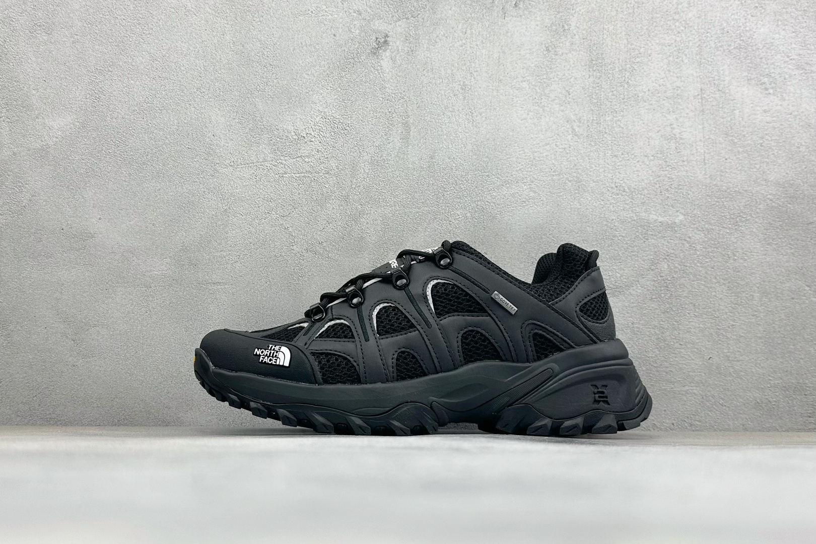 NO:887893,Local terminal store BW version THE NORTH FACE HEDGEHOG 06 RVST GORE-TEX series low-cut hiking shoes. The rubber specially designed for the soles has excellent wear resistance and good anti-slip properties, which may be liked by many outdoor sports enthusiasts. Item No. NF0A8ADUKTO-085 Size 36-45 Code: 33,, The North Face19860909本地 终端放店 BW版北面THE NORTH FACE HEDGEHOG 06 RVST GORE-TEX 系列低帮徒步鞋 专门为鞋底设计的橡胶以出色的耐磨性 良好的防滑性或得不少户外运动爱好者的喜欢 货号NF0A8ADUKTO-085 尺码36-45 编码: 33,,The North Face,Men's shoes