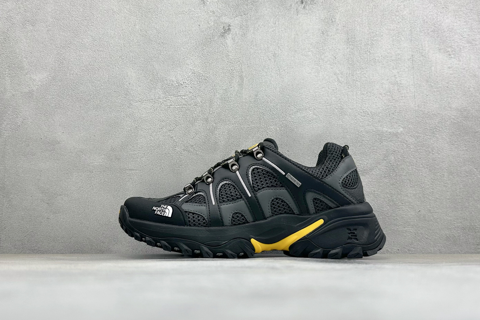 NO:887910,Local terminal store BW version THE NORTH FACE HEDGEHOG 06 RVST GORE-TEX series low-top hiking shoes. The rubber specially designed for the soles has excellent wear resistance and good anti-slip properties, which may be liked by many outdoor sports enthusiasts. Item No. NF0A8ADUKTO-095 Size 36-45 Code: 33,, The North Face19860909本地 终端放店 BW版北面THE NORTH FACE HEDGEHOG 06 RVST GORE-TEX 系列低帮徒步鞋 专门为鞋底设计的橡胶以出色的耐磨性 良好的防滑性或得不少户外运动爱好者的喜欢 货号NF0A8ADUKTO-095 尺码36-45 编码: 33,,The North Face,Men's shoes